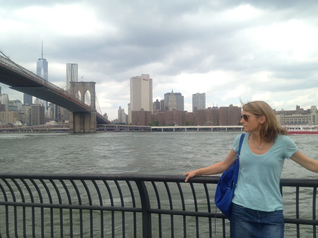 Anja Reich an der Brooklyn Bridge, 2014, links der neue Freedom Tower.