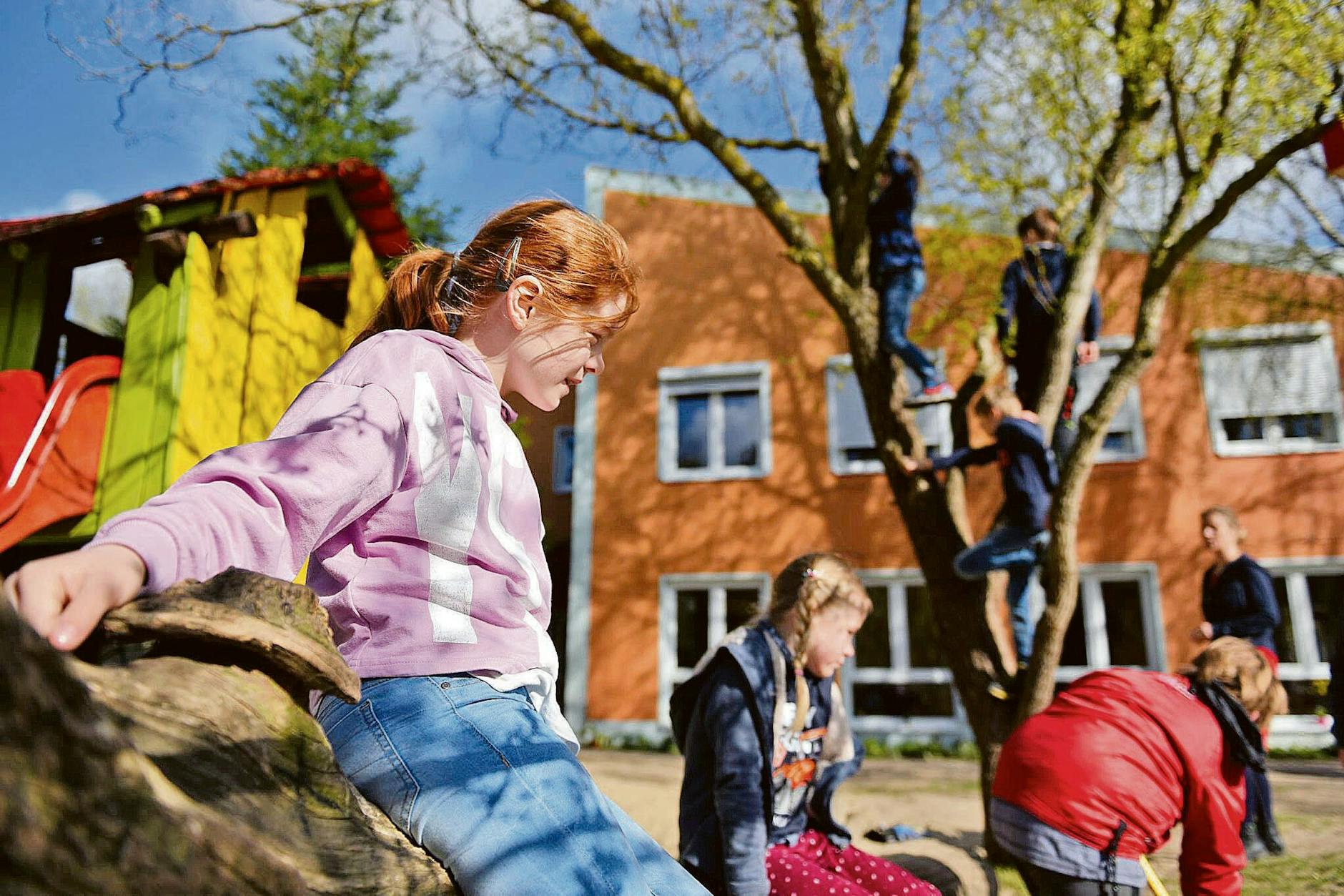 Kinder auf dem Schulhof an einem sonnigen Tag.
