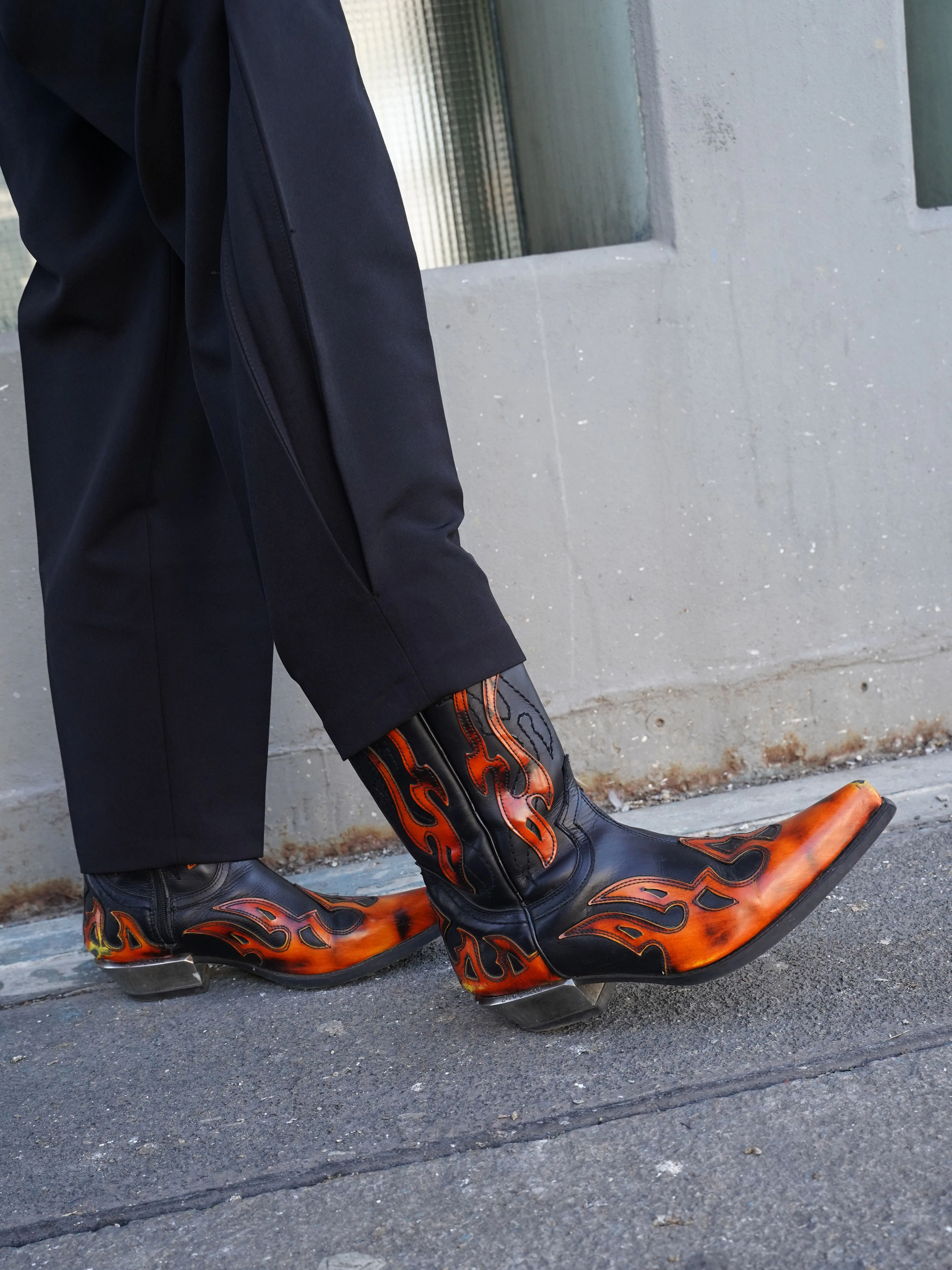 Geflammte Cowboy-Treter mit Metallbeschlägen an den Absätzen: Bodis Schuhe von New Rock sind eine Ansage (New Rock x Kentucky Western).