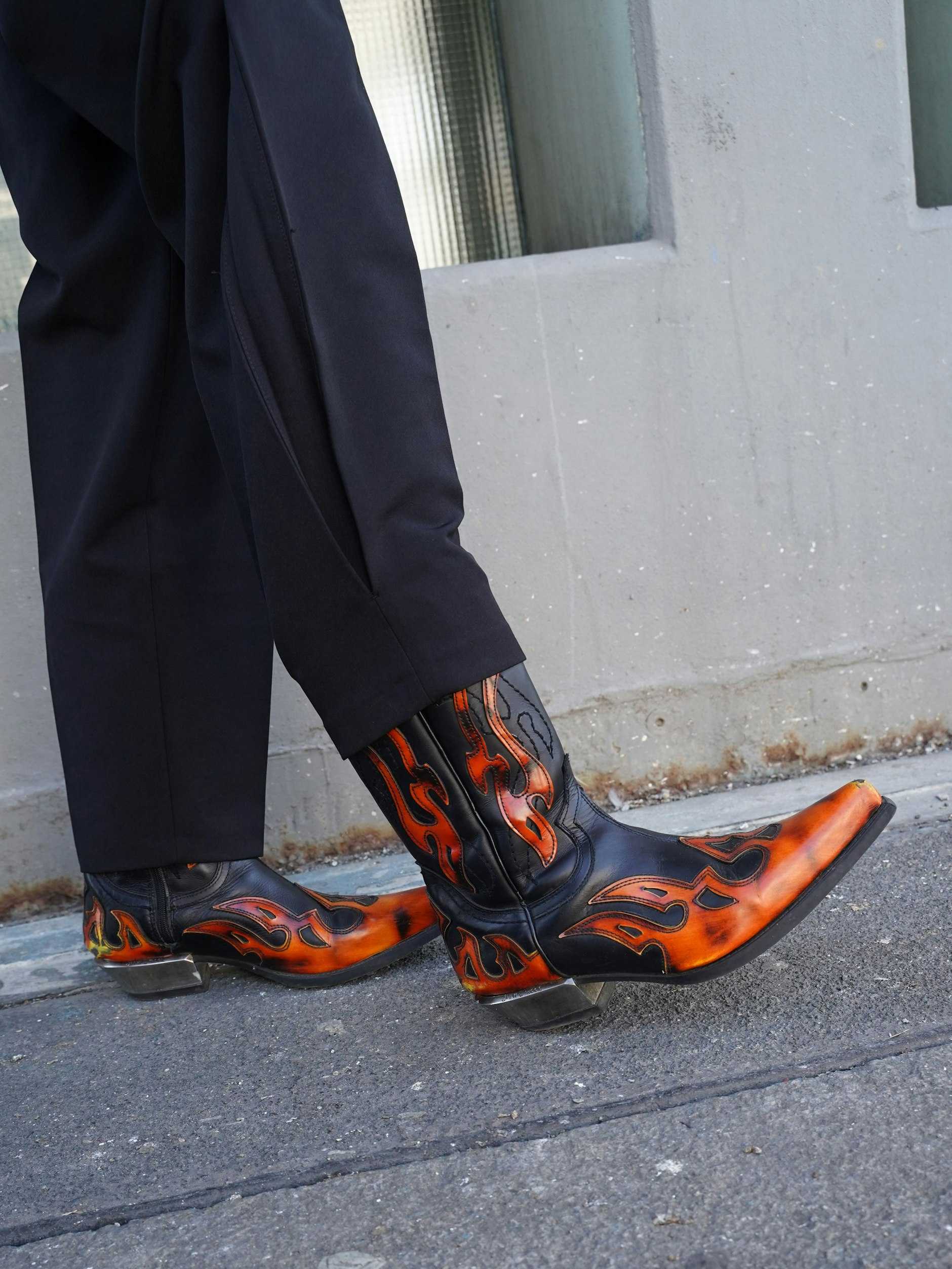 Geflammte Cowboy-Treter mit Metallbeschlägen an den Absätzen: Bodis Schuhe von New Rock sind eine Ansage (New Rock x Kentucky Western).