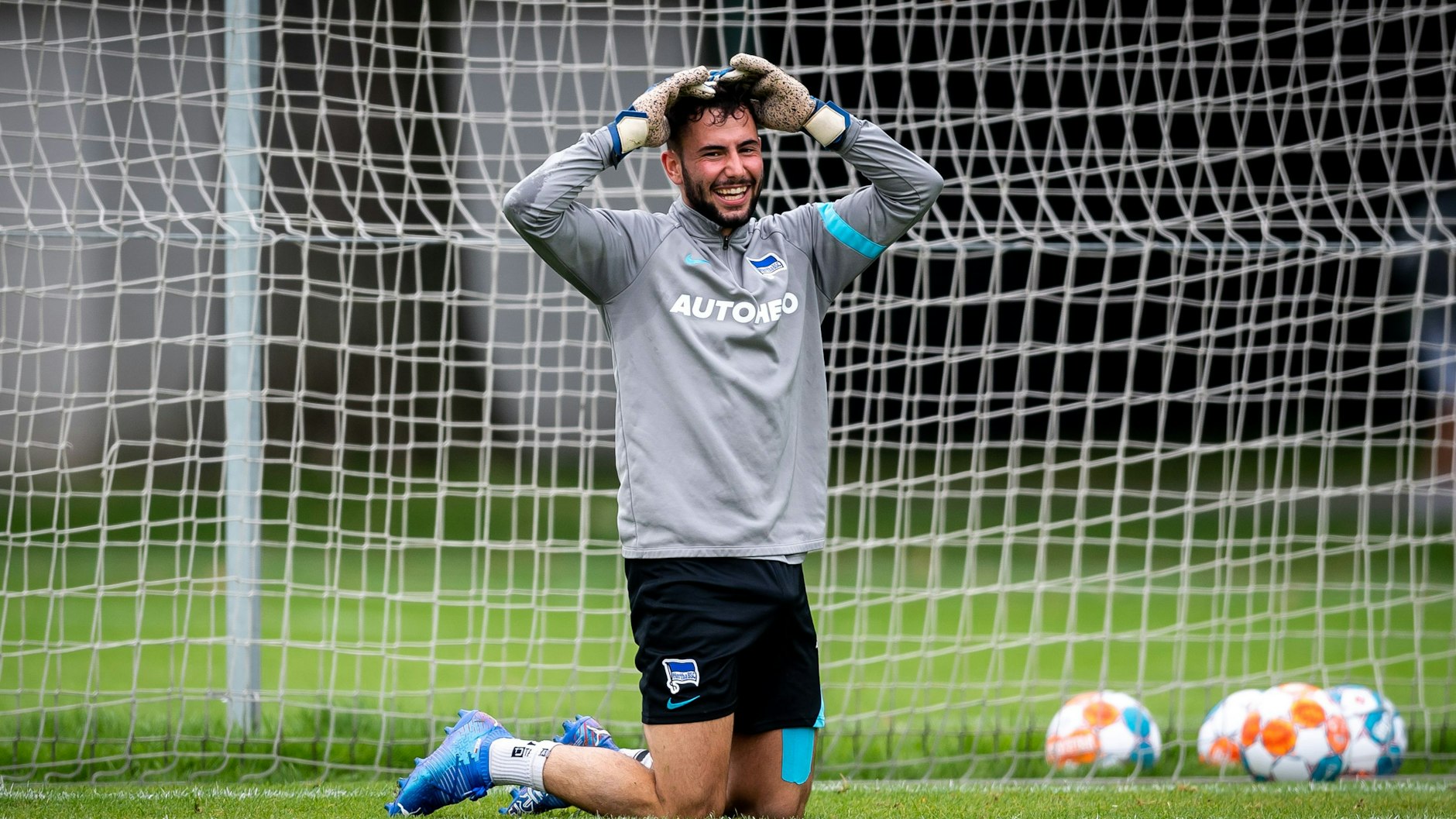 Marco Richter hatte im Training sichtlich Spaß als Torhüter. In Bochum soll der Offensiv-Allrounder aber Herthas Probleme im Angriff lösen.