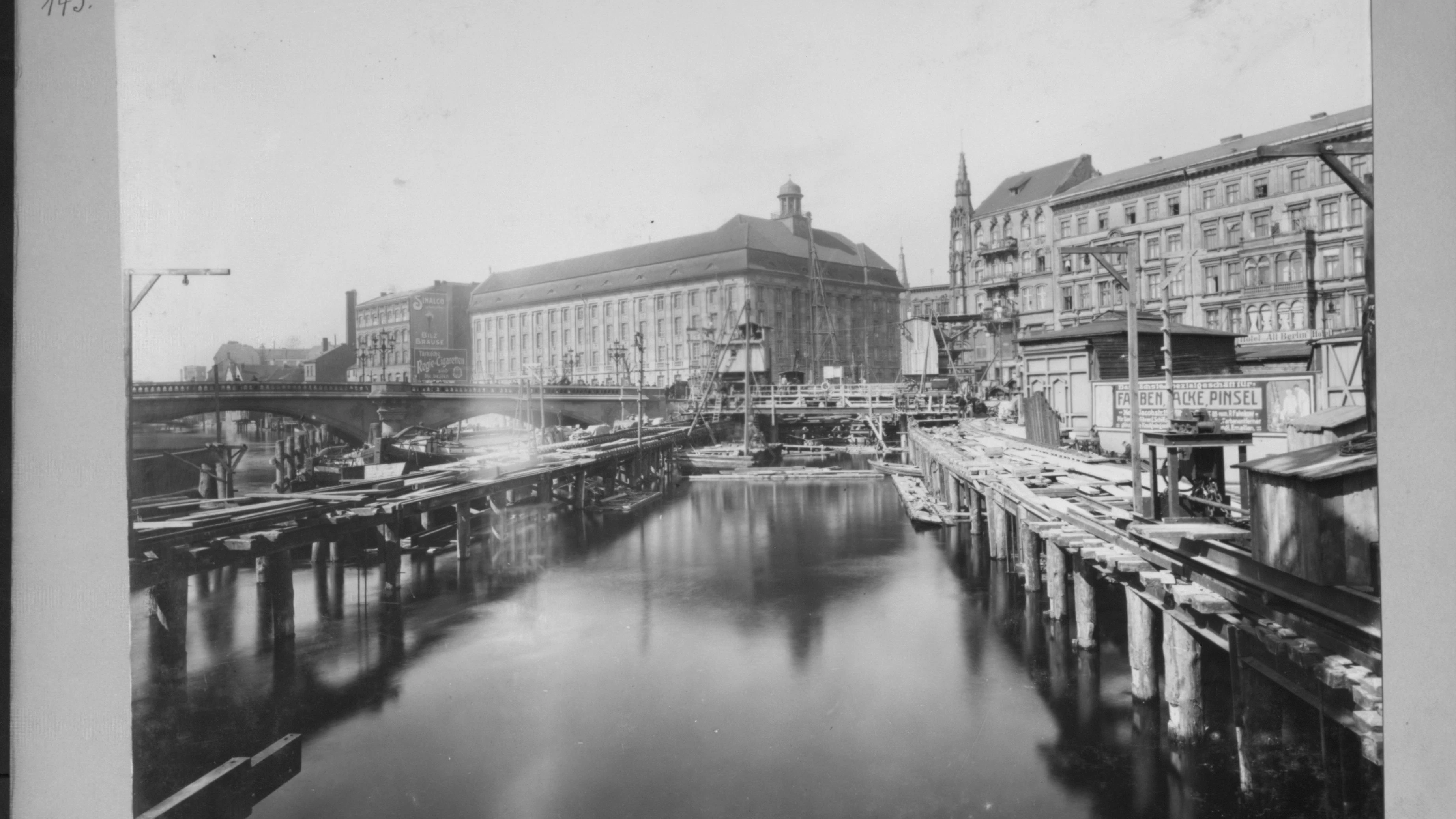 Ein Bild aus der Bauzeit der Spreeunterquerung.&nbsp;Auf dem Grund des Flusses betonierte die Siemens-Bauunion eine rund 17 Meter breite und 1,10 Meter hohe Platte, den Sohlendeckel. Nach dem Absenken des Grundwassers hob man darunter das Erdreich für das circa 10,50 Meter breite und sechs Meter hohe Tunnelbauwerk aus.