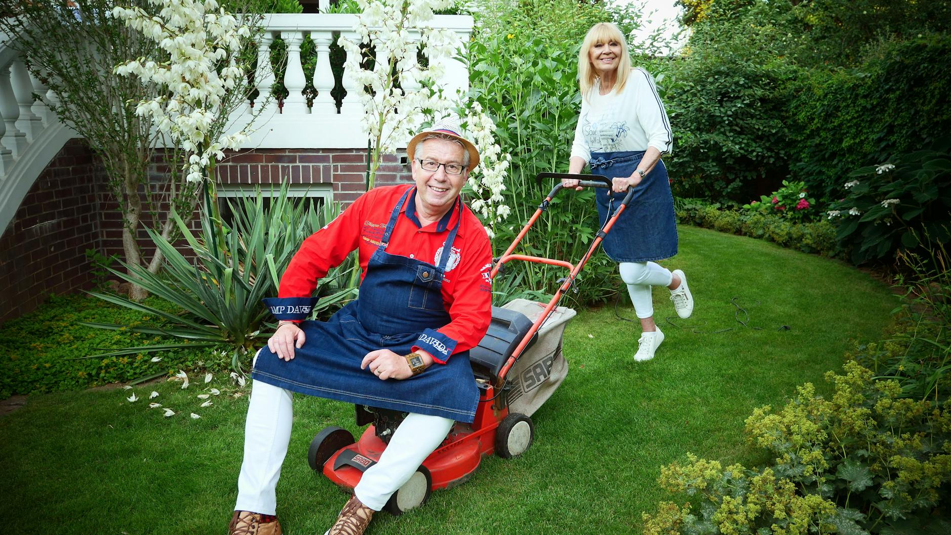 Cindy Berger versteht sich mit ihrem Norbi prächtig. Wenn die Zwei nicht auf der Bühne stehen oder Senioren betreuen, wird bei Norbert Wohlan mit viel Spaß im Garten gearbeitet. 