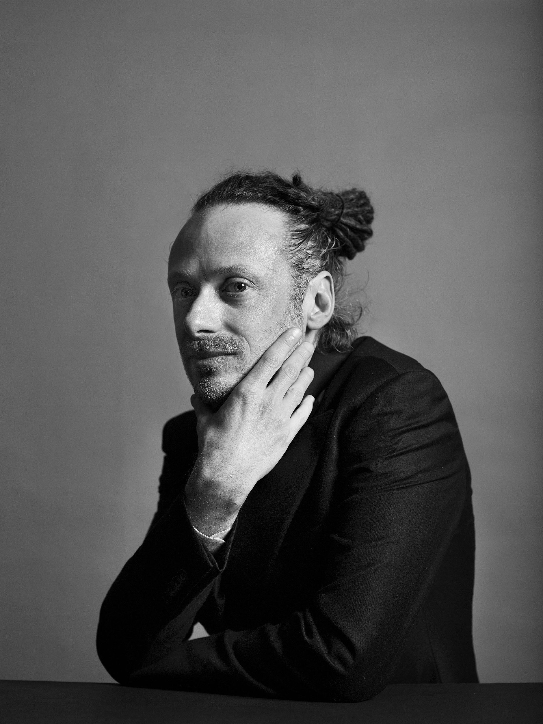 Gianluca Cantaro ist Modejournalist, Berater und Dozent. Er war stellvertretender Chefredakteur der italienischen Männer-Vogue und Chefredakteur des Magazins L’Officiel Italia. Aus Mailand berichtet er für die Berliner Zeitung über Mode.