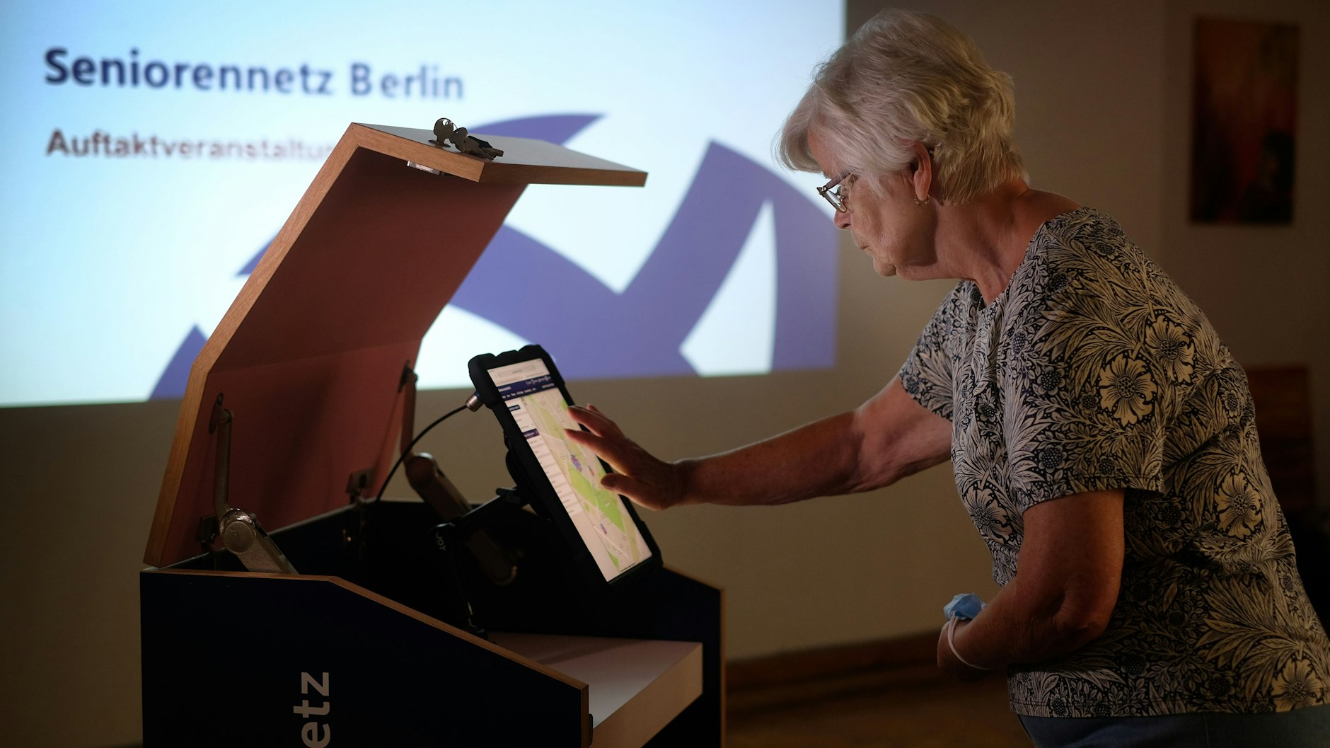 Monika Kuhlmann (73) probiert sich am Tablet aus und sucht im Seniorennetz nach Angeboten.<br>