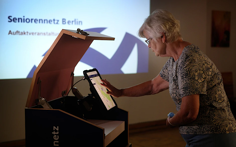 Monika Kuhlmann (73) probiert sich am Tablet aus und sucht im Seniorennetz nach Angeboten.<br>