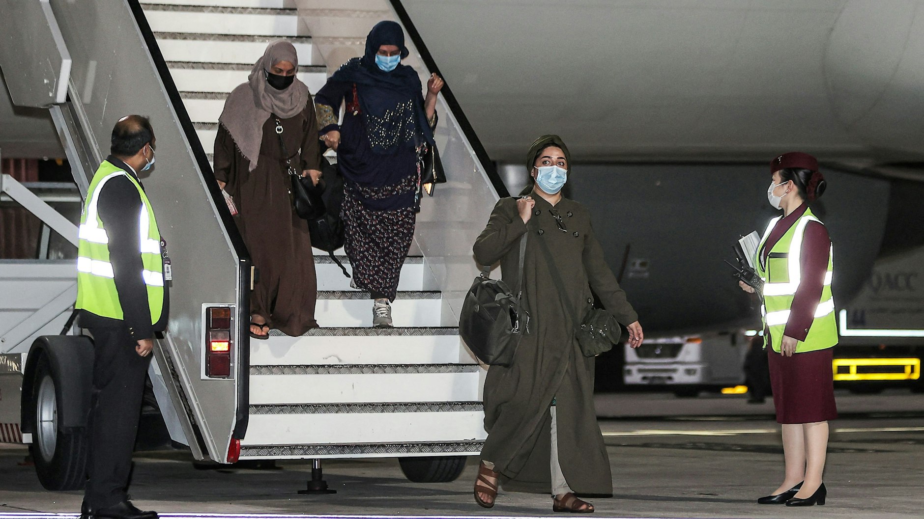 Mehrere Frauen steigen aus der Maschine, die sie von Kabul nach Doha brachte. 