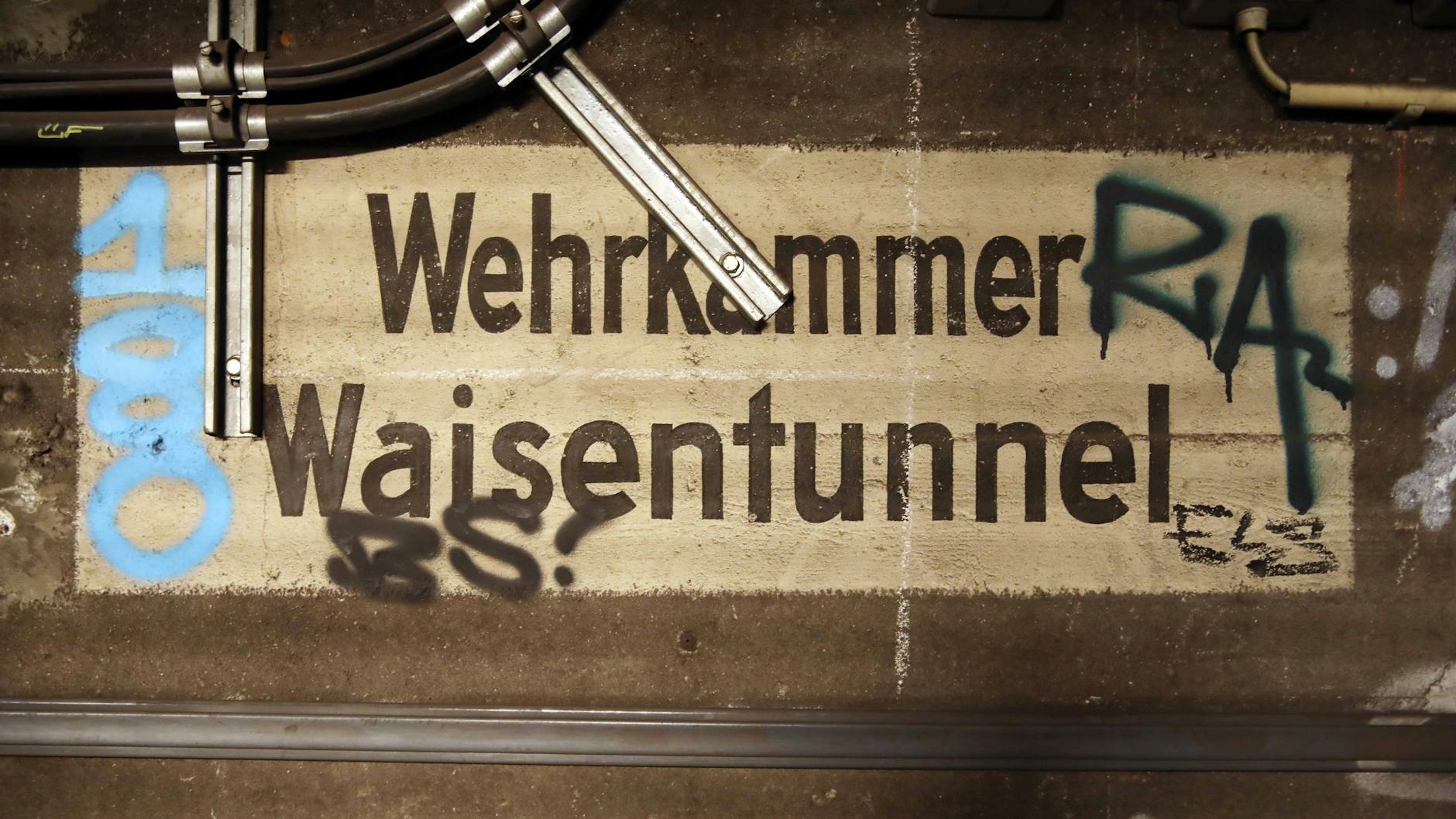 Ein alter Schriftzug im Waisentunnel. Obwohl das Bauwerk gesichert ist, dringen immer wieder Sprayer ein.