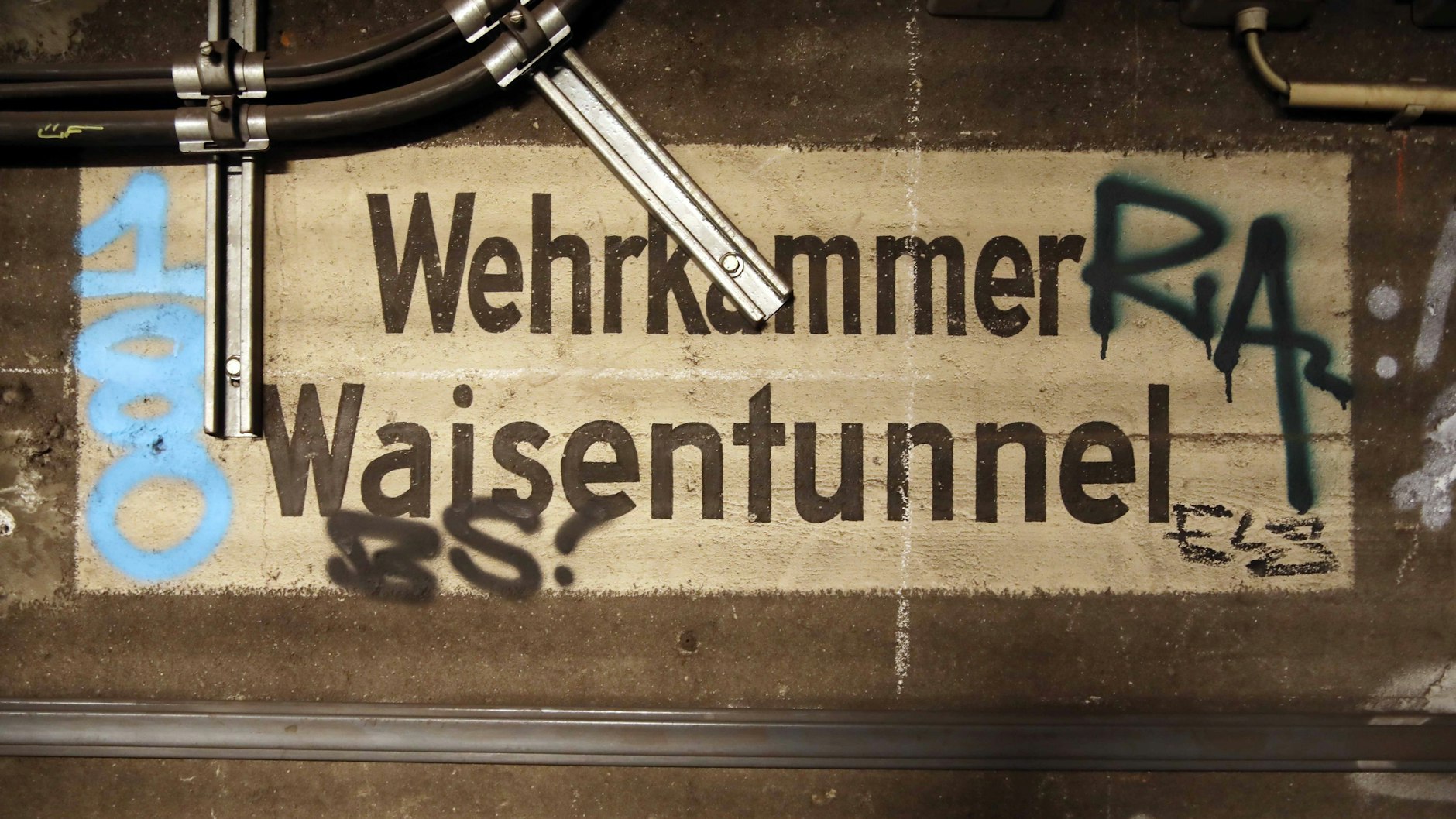 Ein alter Schriftzug im Waisentunnel. Obwohl das Bauwerk gesichert ist, dringen immer wieder Sprayer ein.