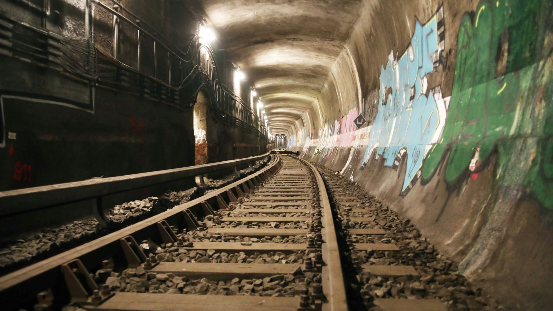 1930 eröffnet, 2017 wegen Baufälligkeit gesperrt: Der Waisentunnel unter der Spree in Mitte.