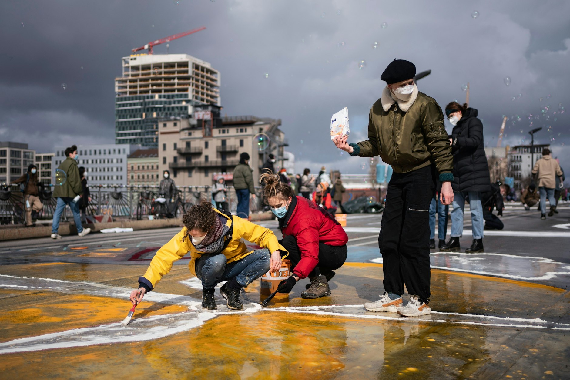 Kunstaktion von Fridays for Future im Rahmen des siebten globalen Klimastreiks auf der Berliner Oberbaumbrücke.