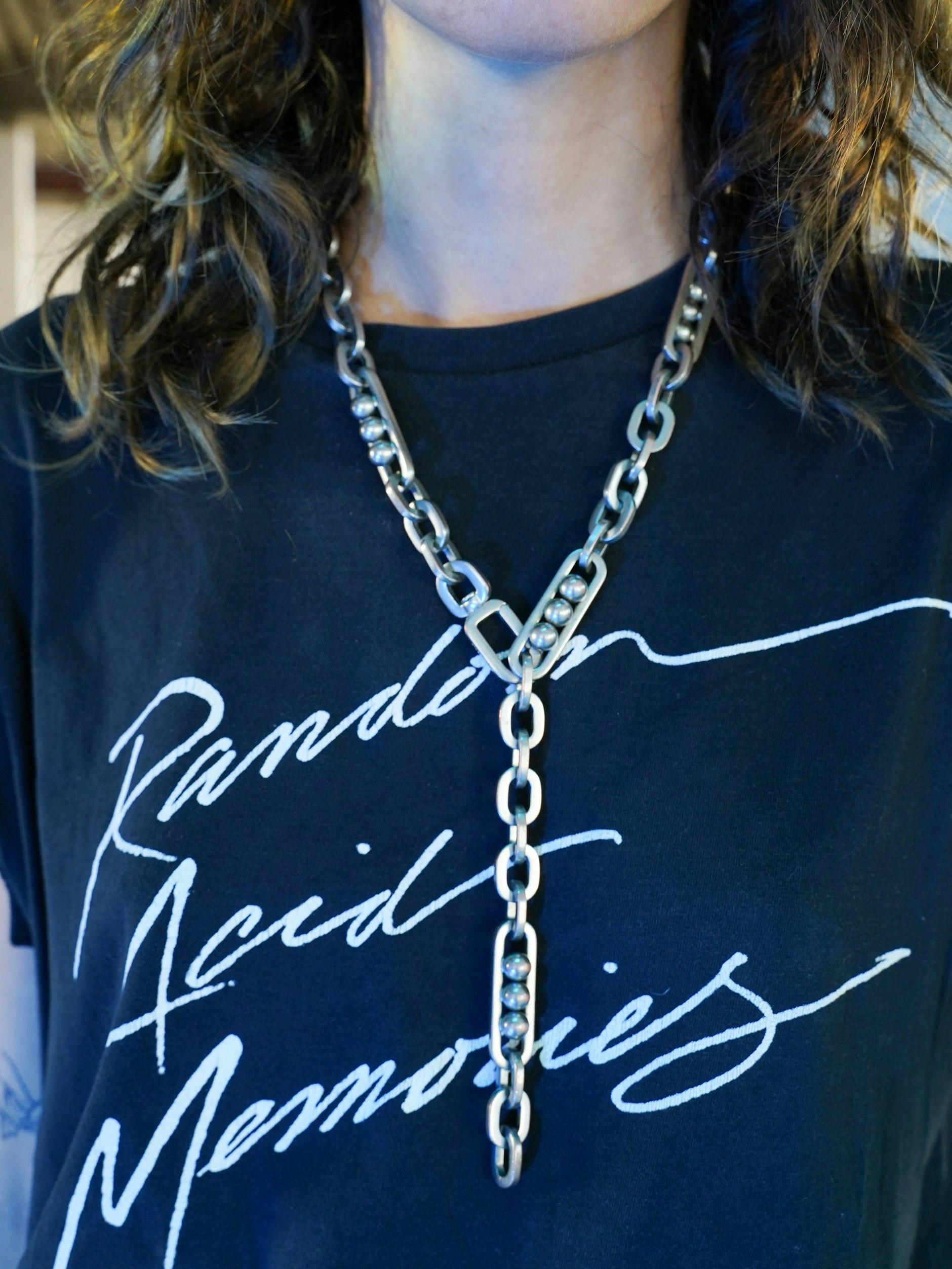 Das Model Nesli trägt eine Kette von Prada.