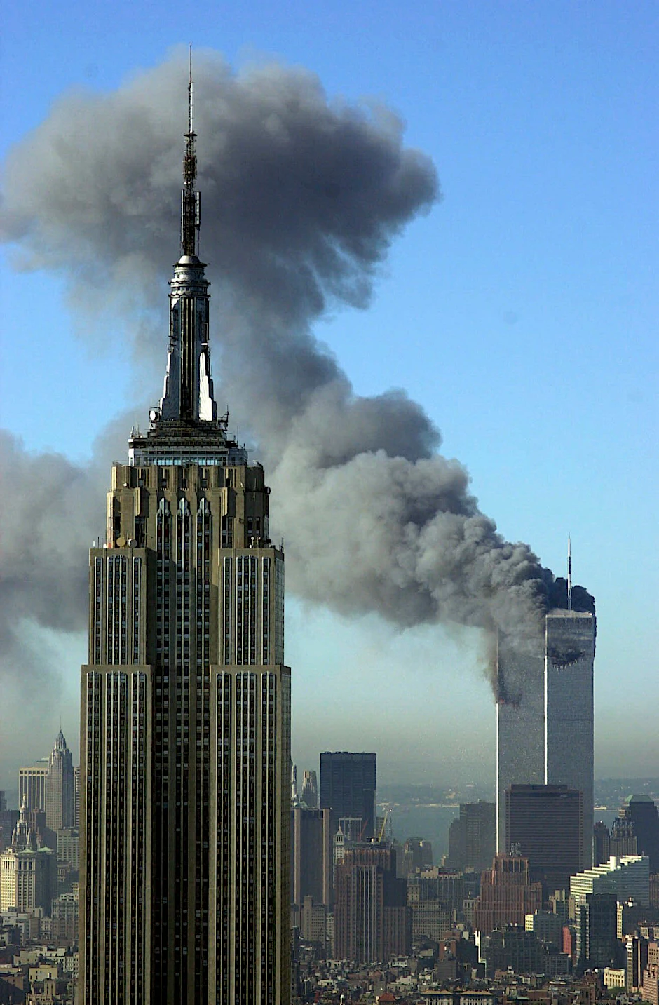 Rauchschwaden ziehen über die Skyline von New York City, nachdem zwei entführte Flugzeuge in die Zwillingstürme des World Trade Centers geflogen waren. 