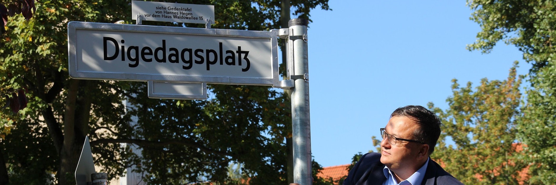 Dieser Platz ist jetzt nach den Digedags benannt. Das freut offensichtlich auch den Lichtenberger&nbsp;&nbsp;Bezirksbürgermeister Michael Grunst.&nbsp;