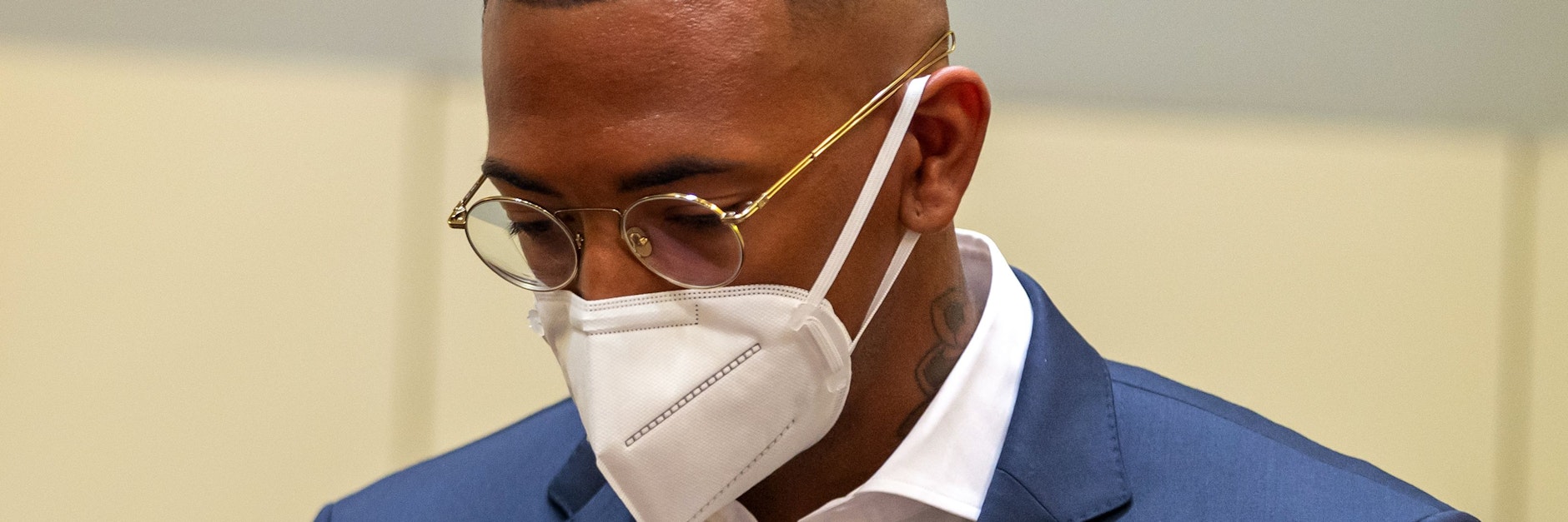Der Fußball-Profi und ehemalige Nationalspieler Jerome Boateng steht zu Beginn des Prozesses gegen ihn im Amtsgericht München. Gegen Boateng wird wegen des Vorwurfs der Körperverletzung verhandelt. Boateng wurde verurteilt,  das Amtsgericht verhängte eine Geldstrafe von 60 Tagessätzen zu je 30 000 Euro.