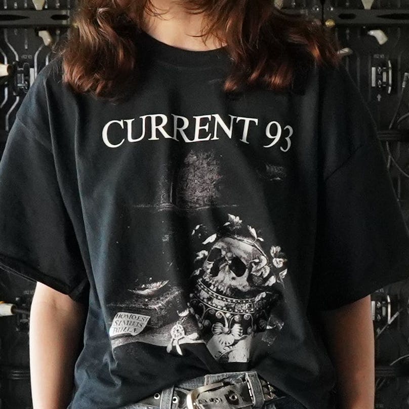 Das Merchandise-Shirt der britischen Indie-Band Current 93. Merke: T-Shirts werden momentan nur <em>oversize</em> getragen.