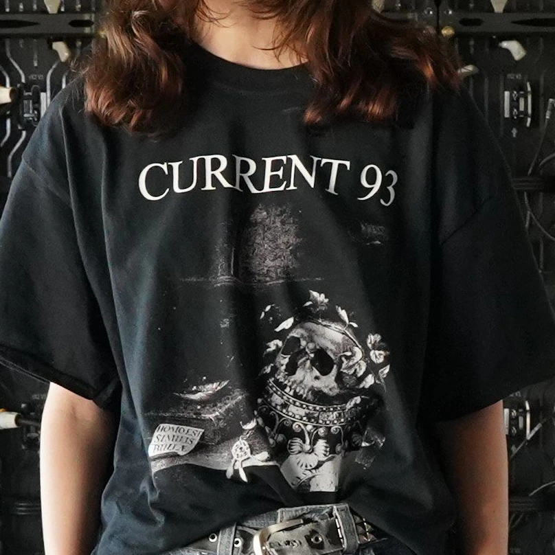 Das Merchandise-Shirt der britischen Indie-Band Current 93. Merke: T-Shirts werden momentan nur <em>oversize</em> getragen.