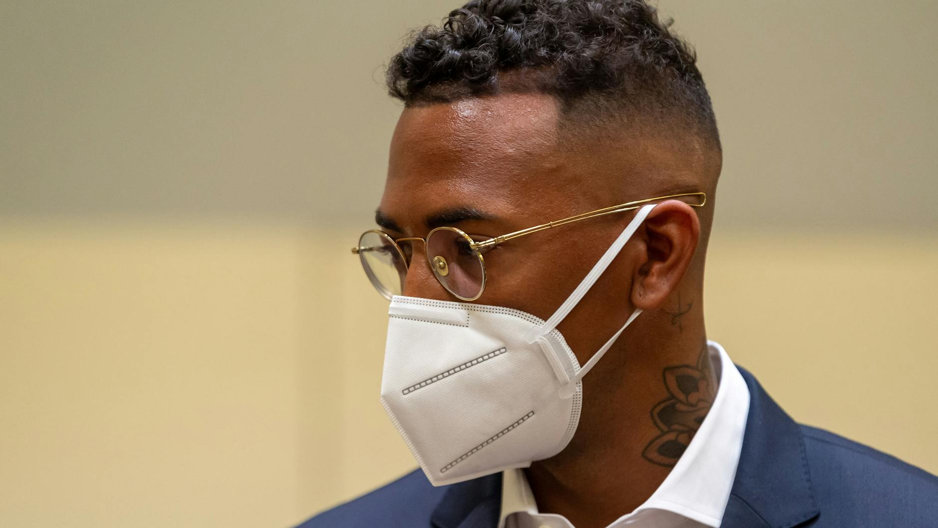 Der Fußball-Profi und ehemalige Nationalspieler Jerome Boateng zu Beginn des Prozesses gegen ihn im Amtsgericht München.