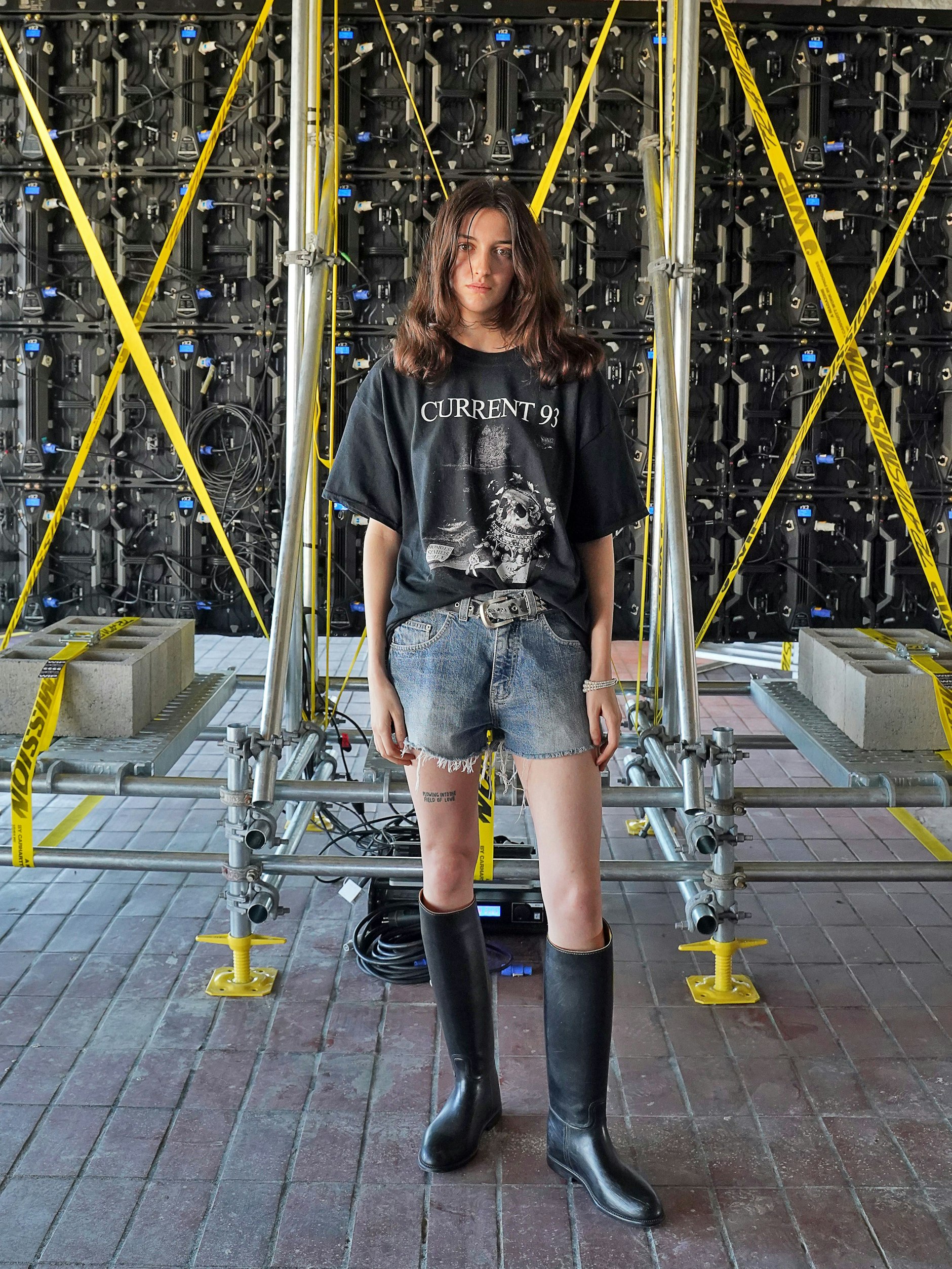 Monacco ist Model und wohnt seit einem Jahr in Berlin. Die Kanadierin&nbsp; besucht das Reference Festival in einem Outfit, das aus nur wenigen Teilen besteht: Band-T-Shirt, Vintage-Jeans-Shorts und Gummistiefel von Aigle, die sie in einem Secondhandshop in Charlottenburg gekauft hat (ja, es war sehr warm an den Füßen). Den Gürtel hat sie von ihrer Stiefmutter in Vancouver „gestohlen“, wie Monacco sagt.