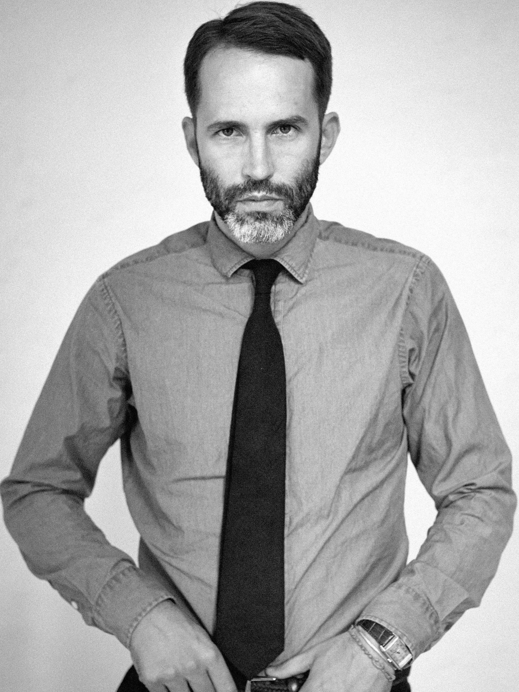 Götz Offergeld ist Herausgeber der Zeitschriften Numéro Berlin, Intersection Deutschland und Fräulein Magazin. Als Stylist wirkt er an vielen Fotoproduktionen selbst mit und prägt die Publikationen mit einer avantgardistischen Ästhetik auf internationalem Niveau.