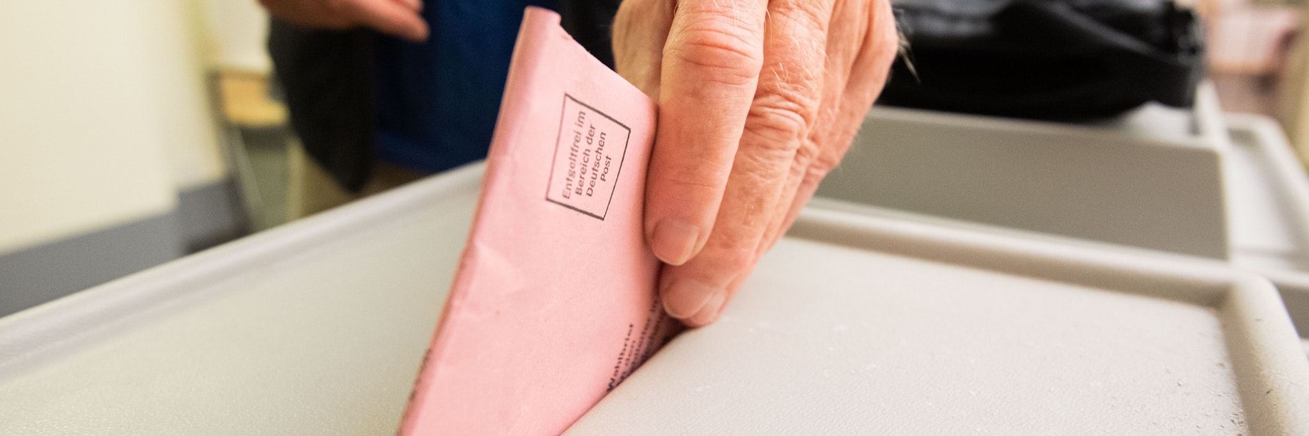 Bereits jetzt können Wahlberechtigte ihre Stimme abgeben: Hier wirft ein Mann seinen Stimmzettel für die Bundestagswahl in eine Urne im Neuen Rathaus Hannover.