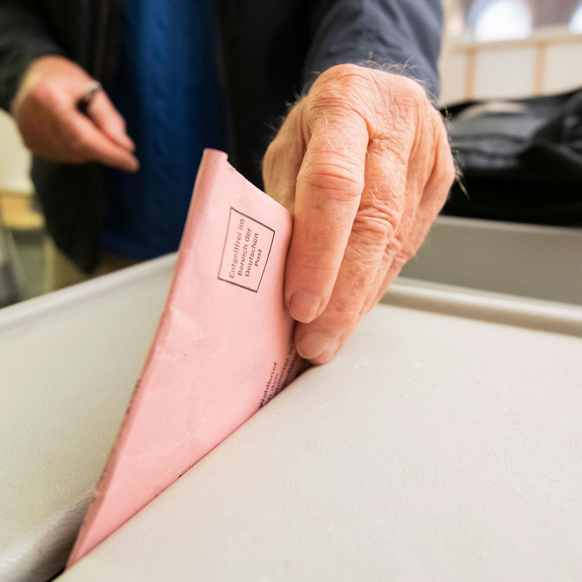 Hammer-Zoff um „Sonntagsfrage“: Umfrageinstitut verklagt Bundeswahlleiter! DARUM geht’s