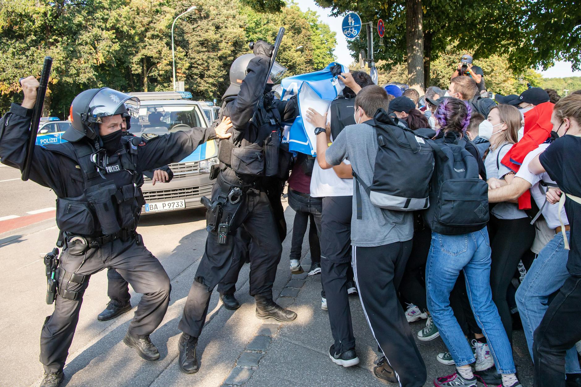 Demonstranten gegen die Automesse IAA stoßen mit Einsatzkräften der Polizei zusammen.