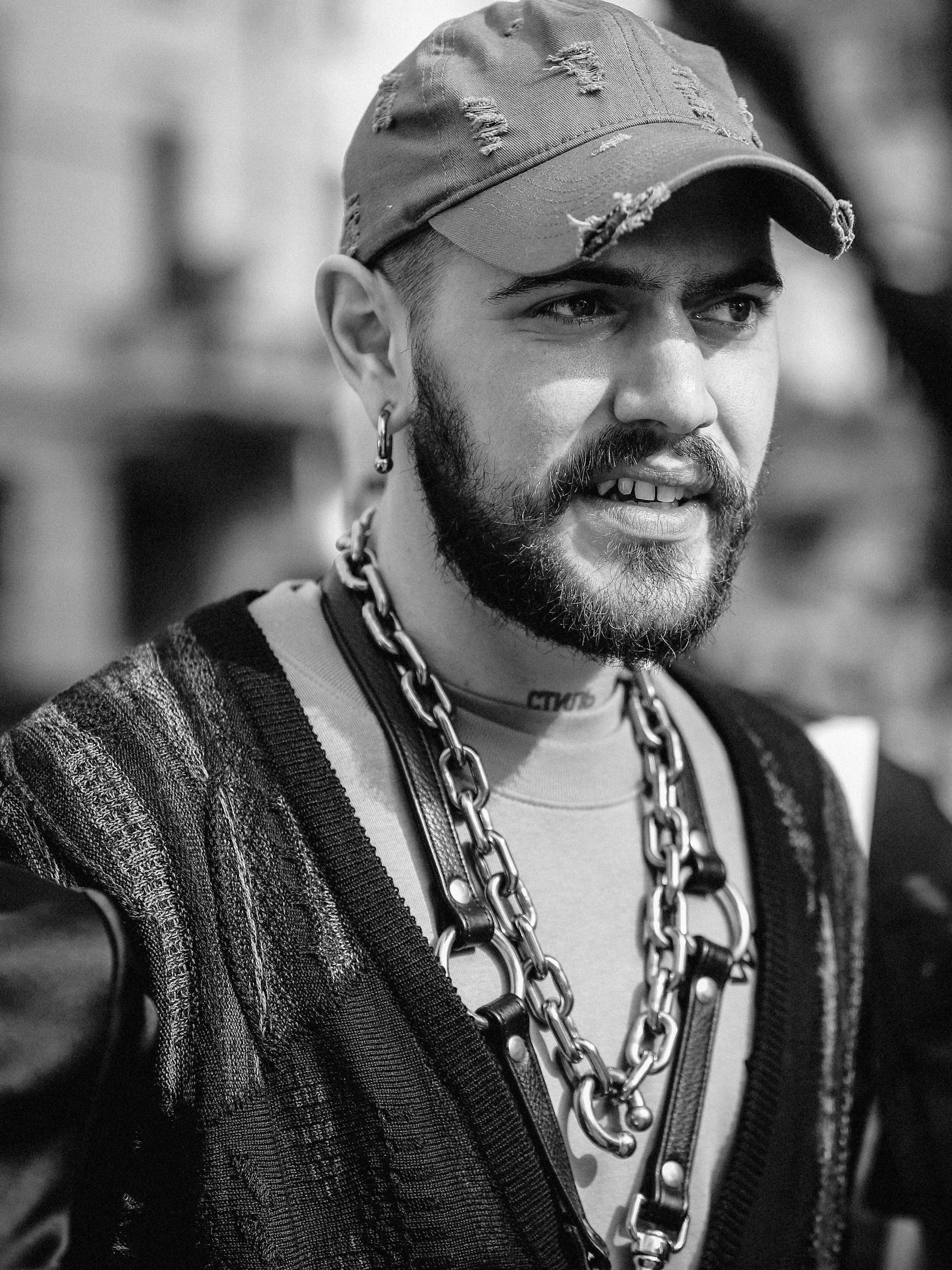 Marc Goehring ist Fashion Director des Berliner Magazins 032c und Street-Style-Ikone. Als international gefragter Stylist arbeitet er für Modemagazine und Designer auf der ganzen Welt. Seine Auftritte sind beliebtes Motiv der Fotografen in Paris und Mailand.