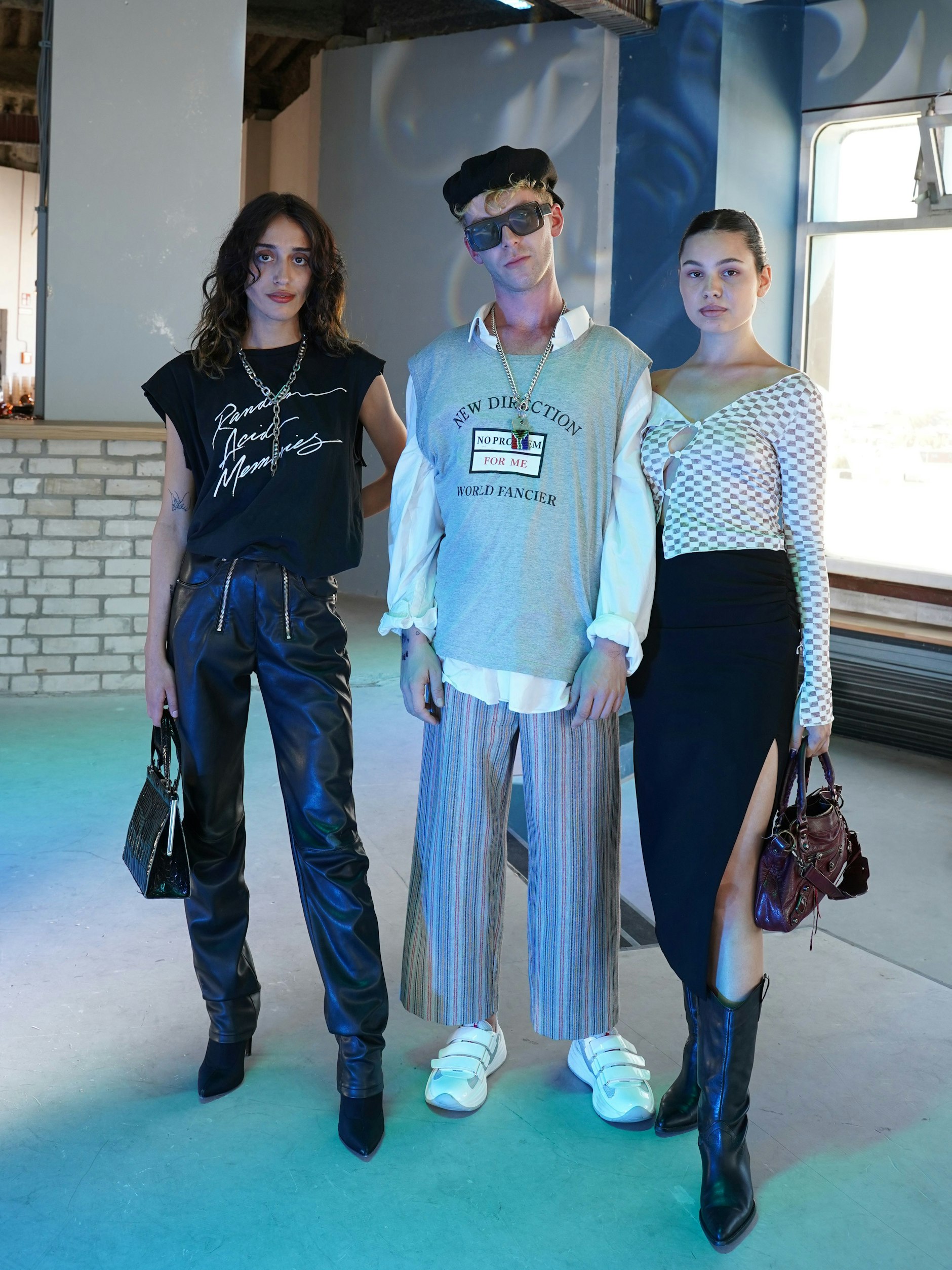 Trio infernale: Model Nesli, Schriftsteller Paco und Fotografin Nina (v. links). Nesli trägt ein Shirt von Daft Punk, eine vegane Lederhose des Berliner Labels GmbH dazu Vintage-Schuhe und -Tasche. Pacos Look, der Erinnerungen an englische Achtziger-Boybands weckt, besteht aus vom Freund geliehenem Hemd und T-Shirt, einer Hose von Jil Sander und Klettverschluss-Sneakers von Prada. Nina erscheint ganz in Vintage, zu Cowboy-Boots, die sie auf einem spanischen Markt gekauft hat. Die Tasche ist von Balenciaga.