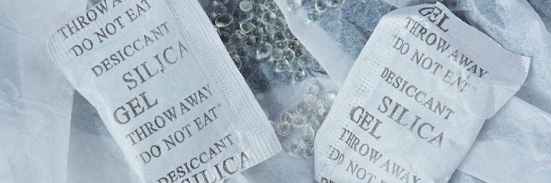Silica-Gel-Tütchen: Statt sie achtlos zu entsorgen, kann man die kleinen Wunderwaffen gegen Feuchtigkeit im Alltag richtig gut gebrauchen.