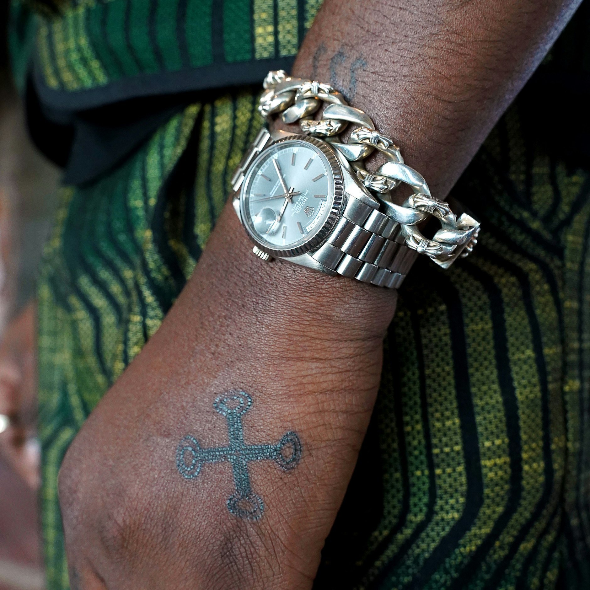 Bernard, der beim Reference Festival ein DJ-Set performt, kombiniert seine Rolex Oyster Day-Date mit einem Armand von Chrome Hearts.