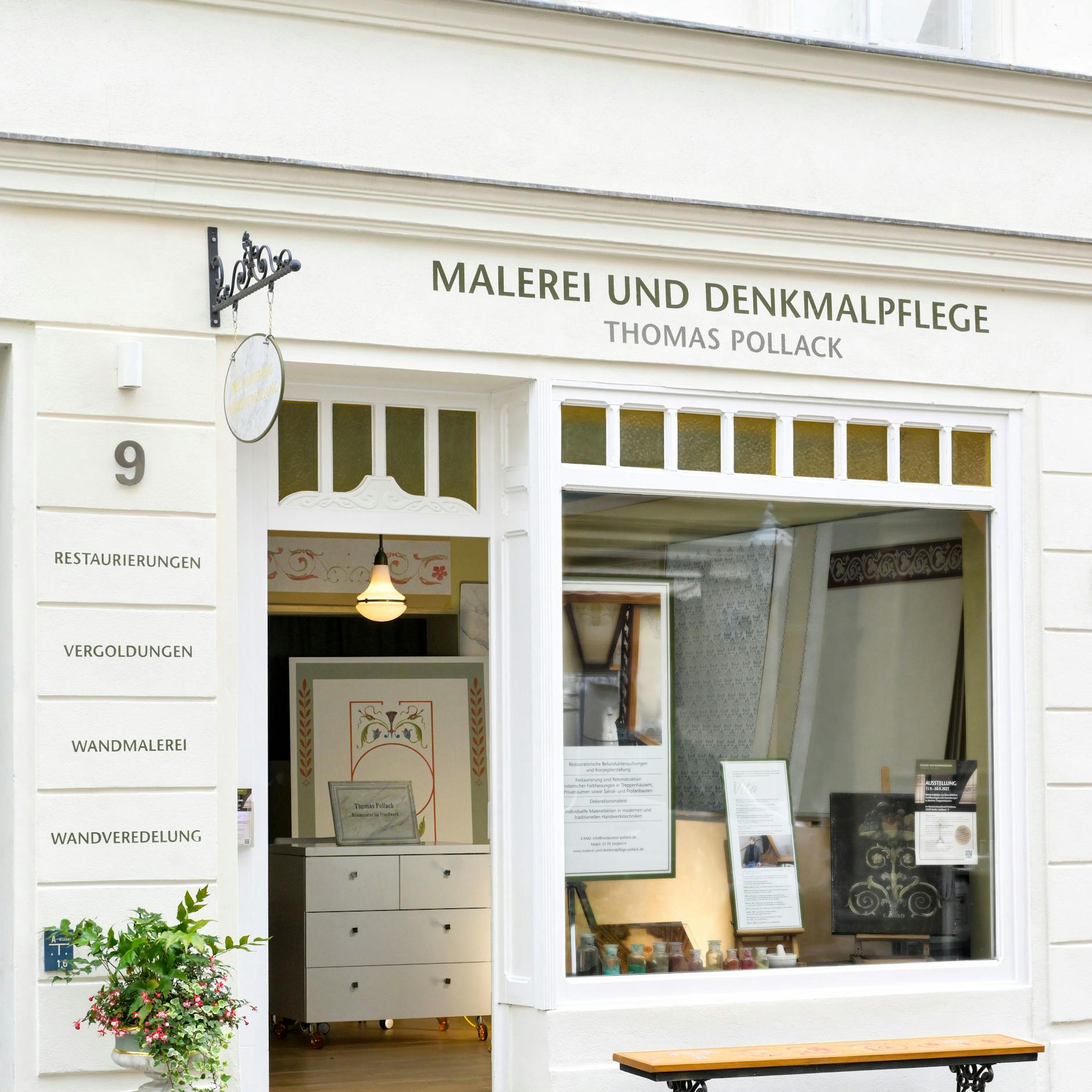 Thomas Pollacks Laden in Köpenick. Hier im Atelier hat er Holzplatten mit seinen Motiven aus der ganzen Stadt bemalt. 