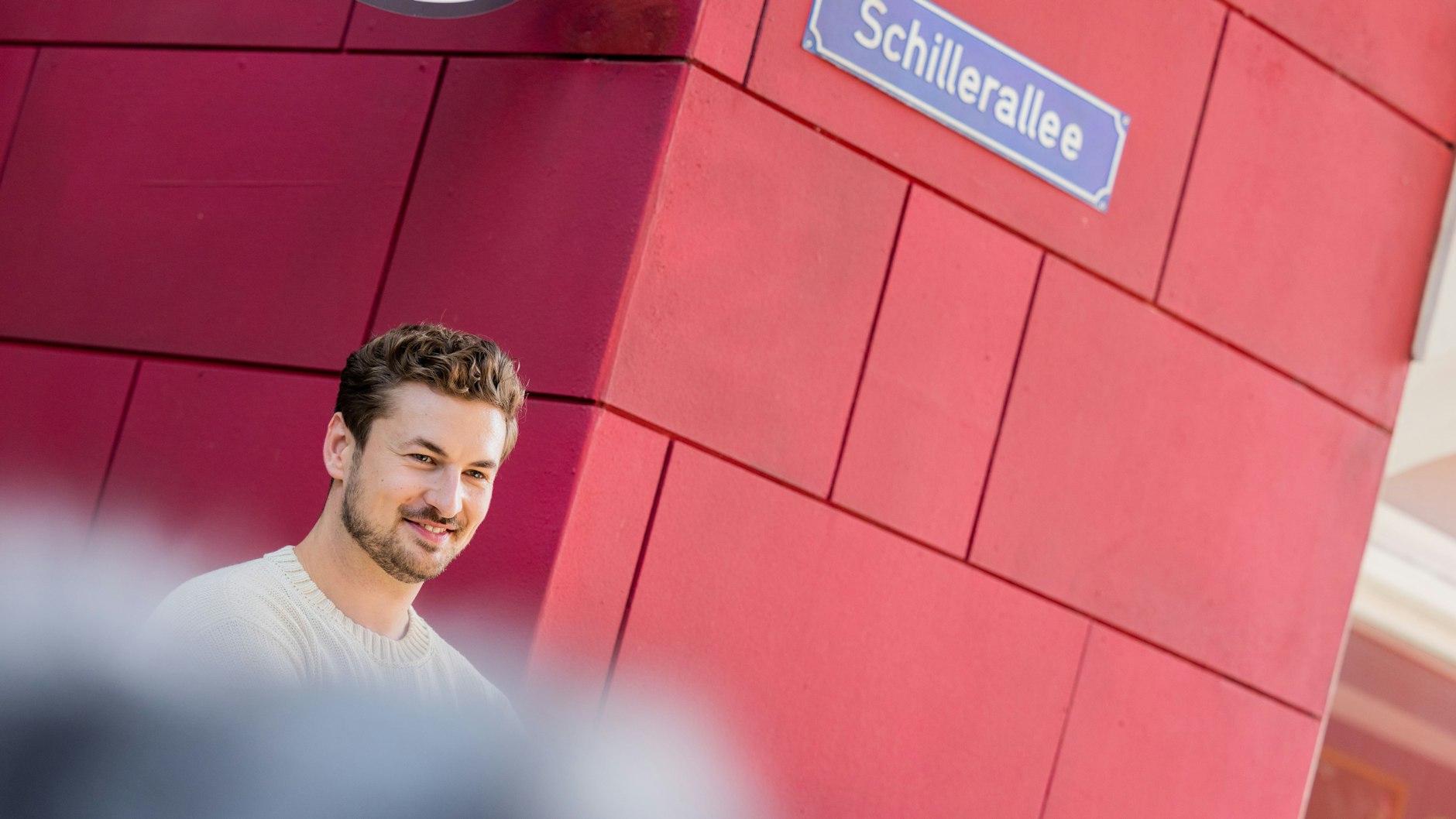 Nicolas Puschmann gibt sein Schauspieldebüt als Frauenarzt Dr. Richard Schilling.