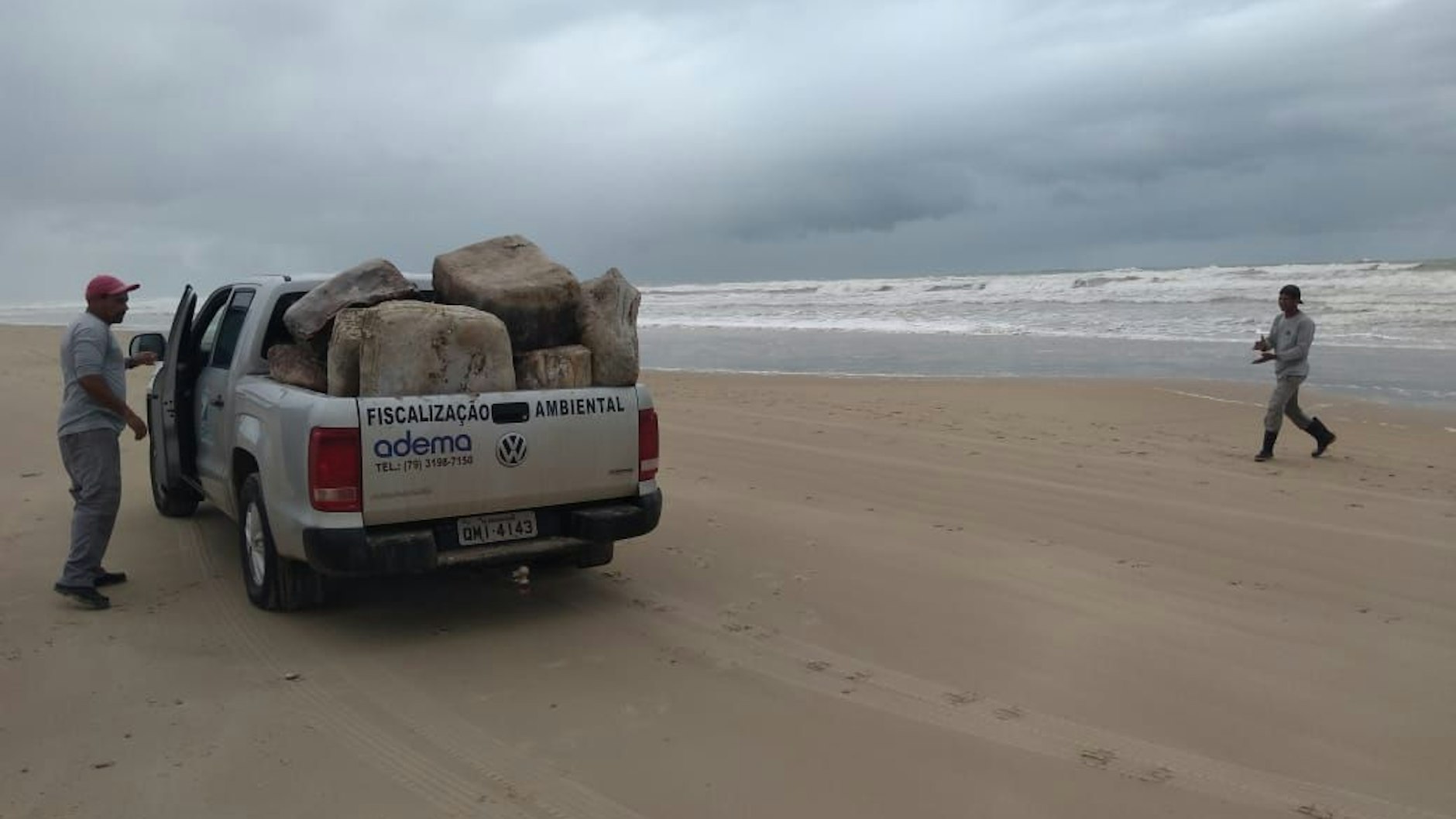 Im Auftrag der brasilianischen Staatlichen Umweltverwaltung (Adema) werden die geborgenen Ballen auf einen Pick-up geladen.