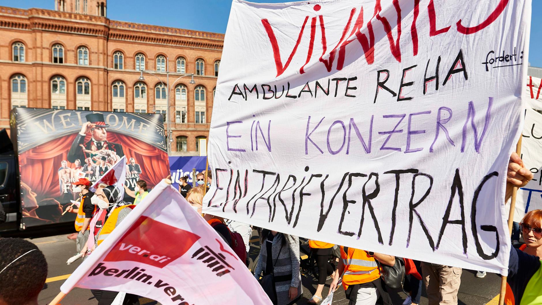 Beschäftigte der Berliner Krankenhäuser Charité und Vivantes sind am Donnerstag vor das Rote Rathaus gezogen. Sie erwarten mehr Geld und Arbeitsentlastung.
