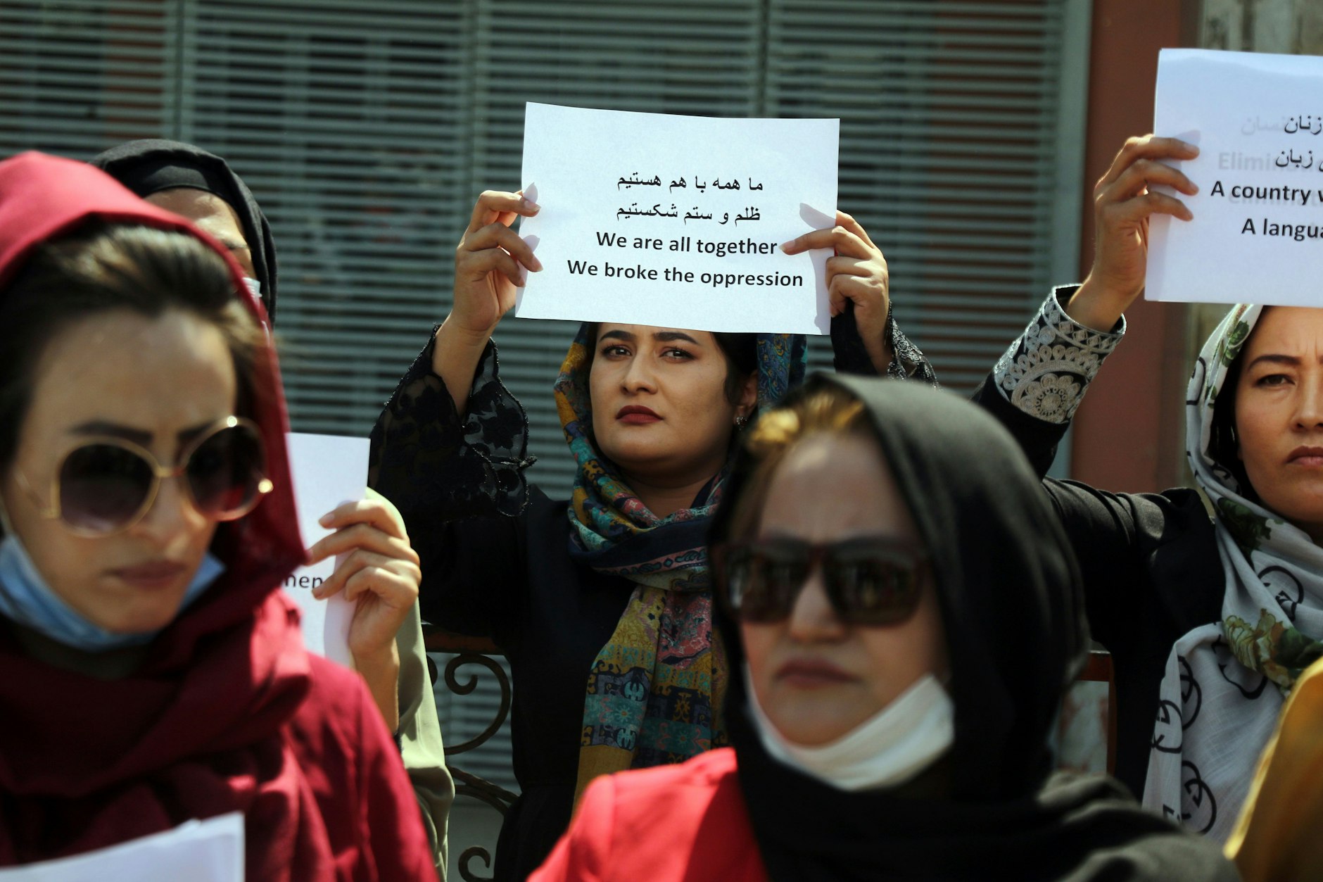 Frauen gehen in Kabul auf die Straße, um gegen die Einschränkung ihrer Rechte zu demonstrieren.