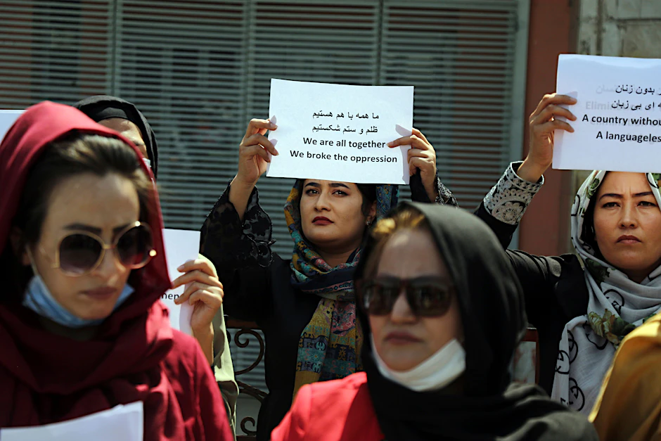 Frauen gehen in Kabul auf die Straße, um gegen die Einschränkung ihrer Rechte zu demonstrieren.