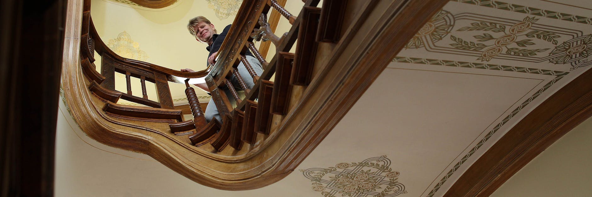 Thomas Pollack in einem von ihm restaurierten Treppenhaus in Berlin-Friedenau.