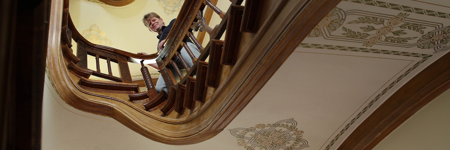 Thomas Pollack in einem von ihm restaurierten Treppenhaus in Berlin-Friedenau.