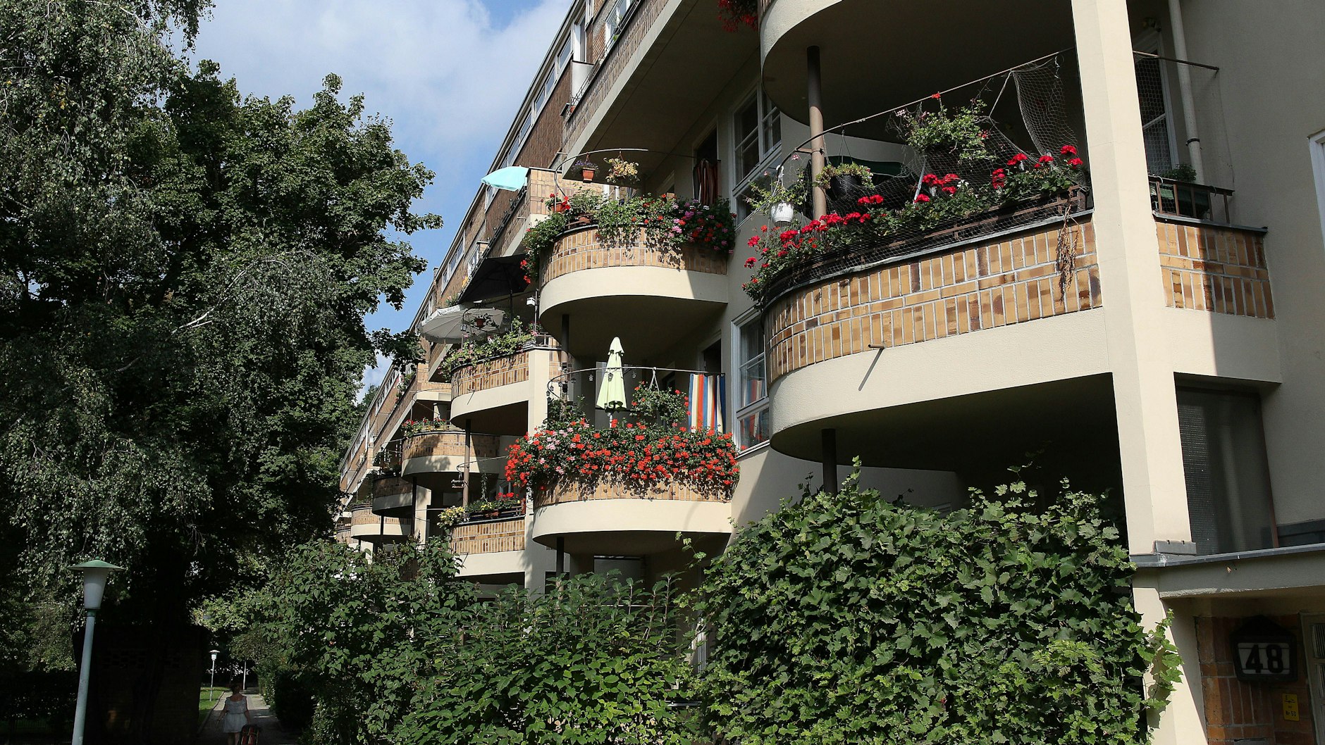 Das Wohnhaus in Charlottenburg der Deutsche Wohnen. Hier befindet sich die angemietete Wohnung von Chris S., die ihm so großen Kummer bereitet.<br><br><br>