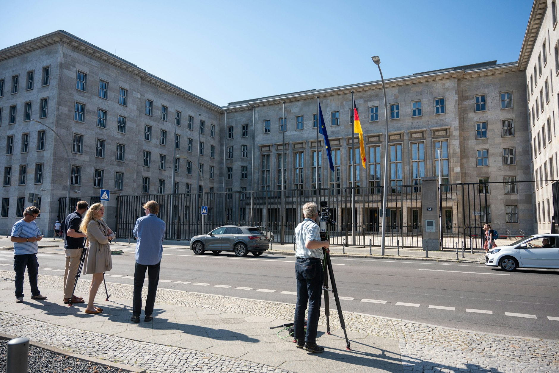 Vor dem Bundesfinanzministerium stehen Kamerateams. Die Staatsanwaltschaft Osnabrück durchsucht seit Donnerstagmorgen das Bundesfinanzministerium und das Bundesjustizministerium in Berlin.
