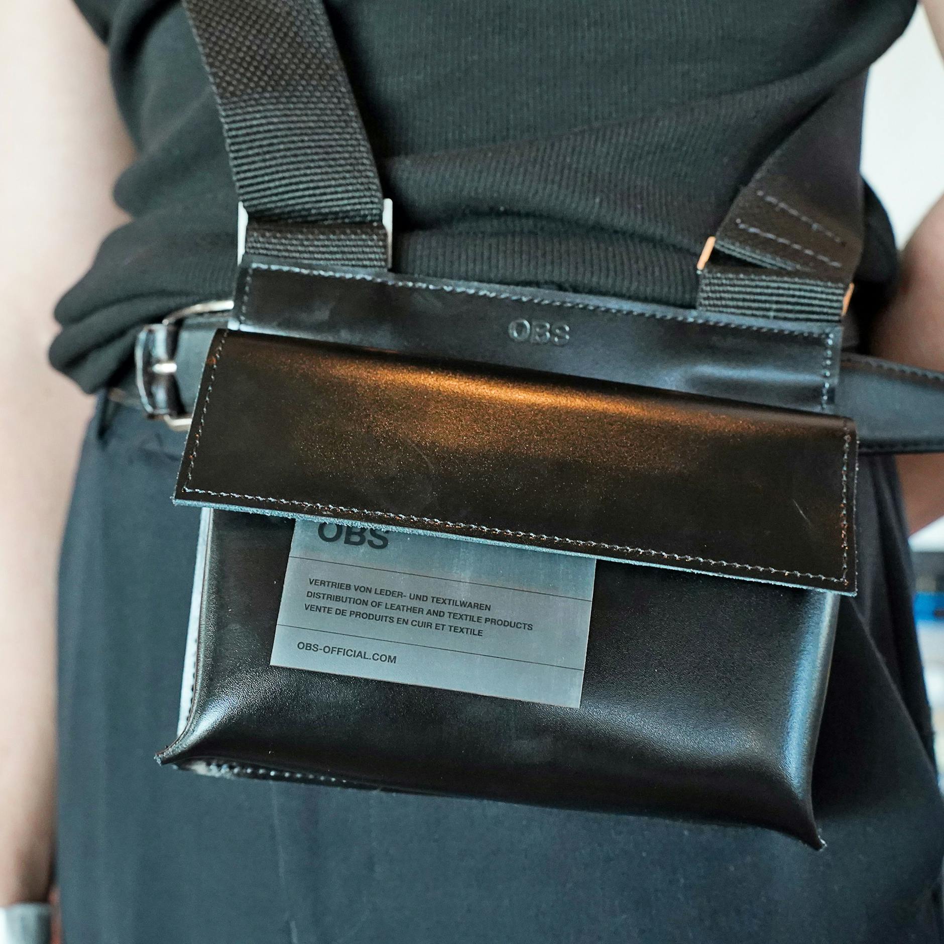 Christophers Leder-Crossbody-Bag ist vom deutschen Label OBS.