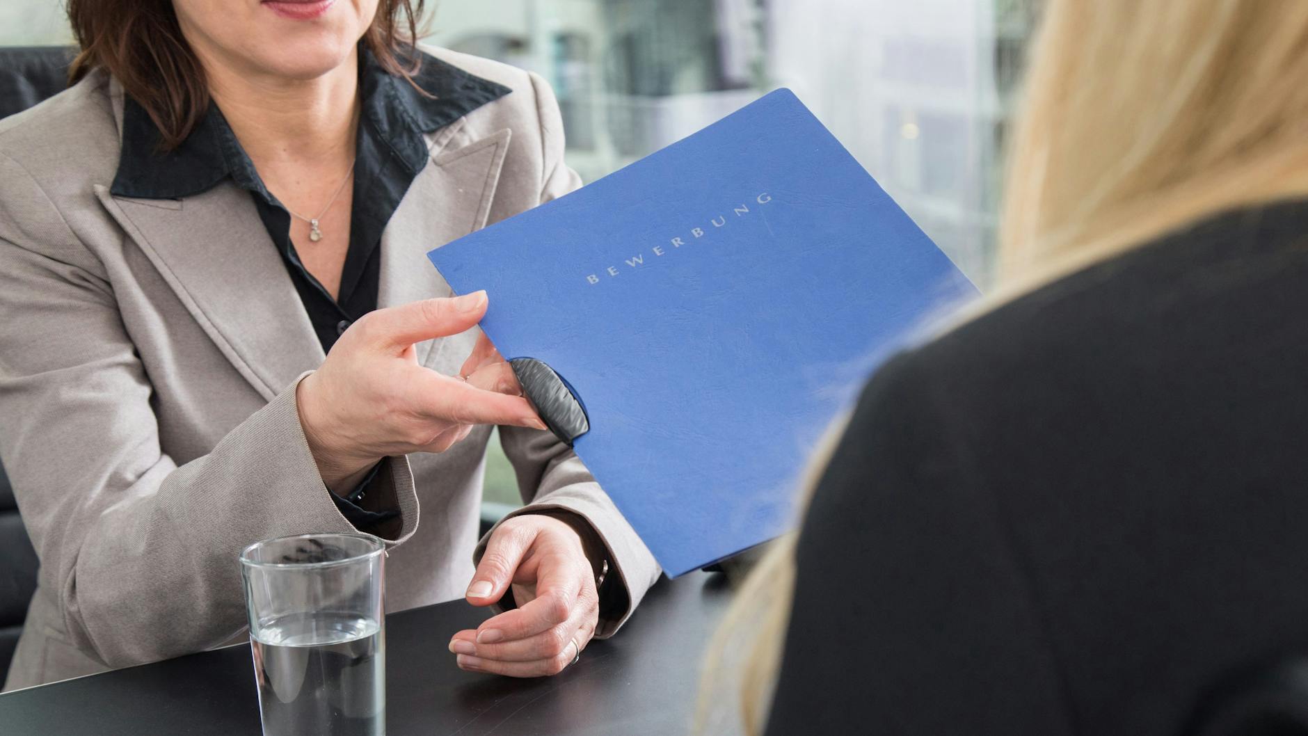 Kind unterwegs? Das geht künftige Arbeitgeber erstmal gar nichts an – wenn Bewerberinnen darüber nicht sprechen wollen.