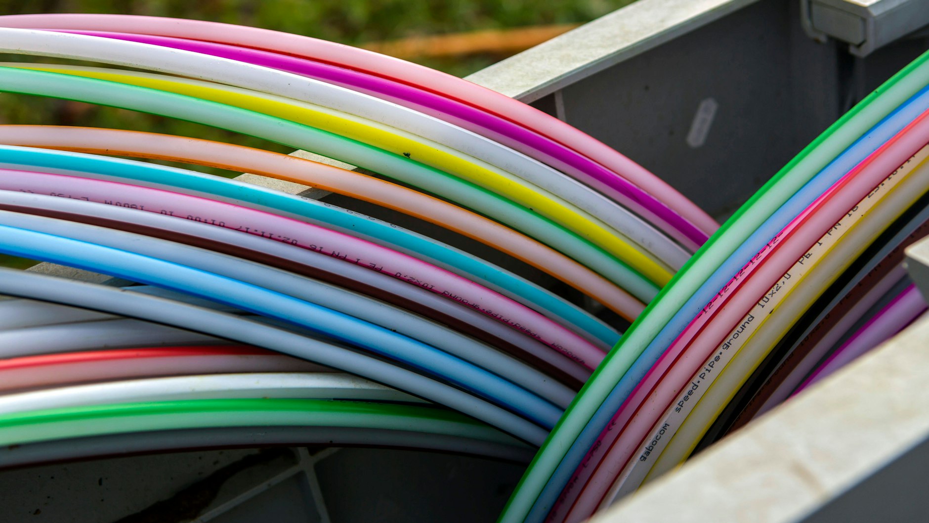 Das Internet kommt in der Regel per Kabel zu uns. Werden diese beschädigt, etwa durch einen Sonnensturm, gibt es kein Netz mehr. Glasfaserkabel (Foto oben) sind besser geschützt.