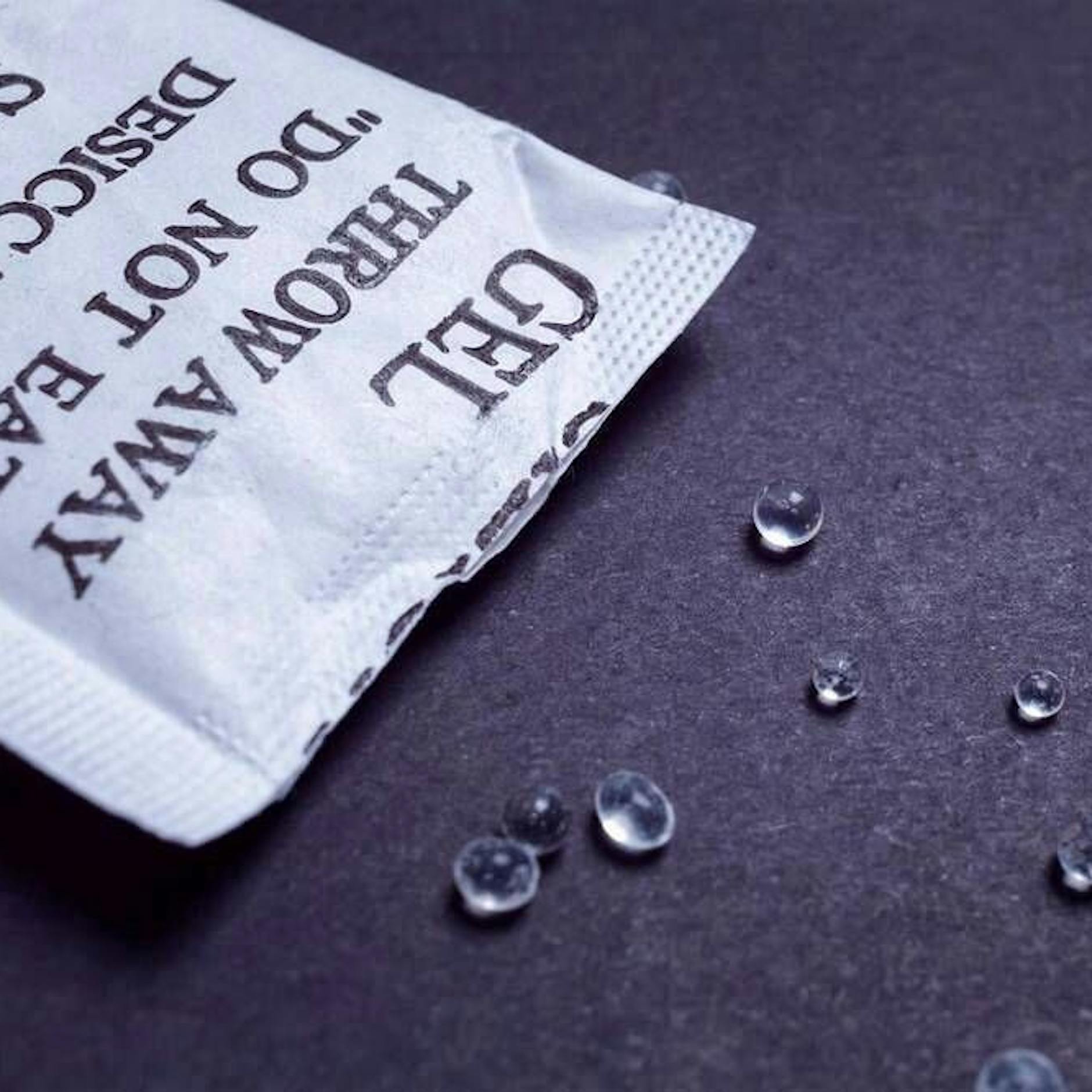 Silica-Gel nicht wegwerfen! Wie gefährlich die Kieselgel-Tütchen wirklich sind und wofür man sie verwenden kann
