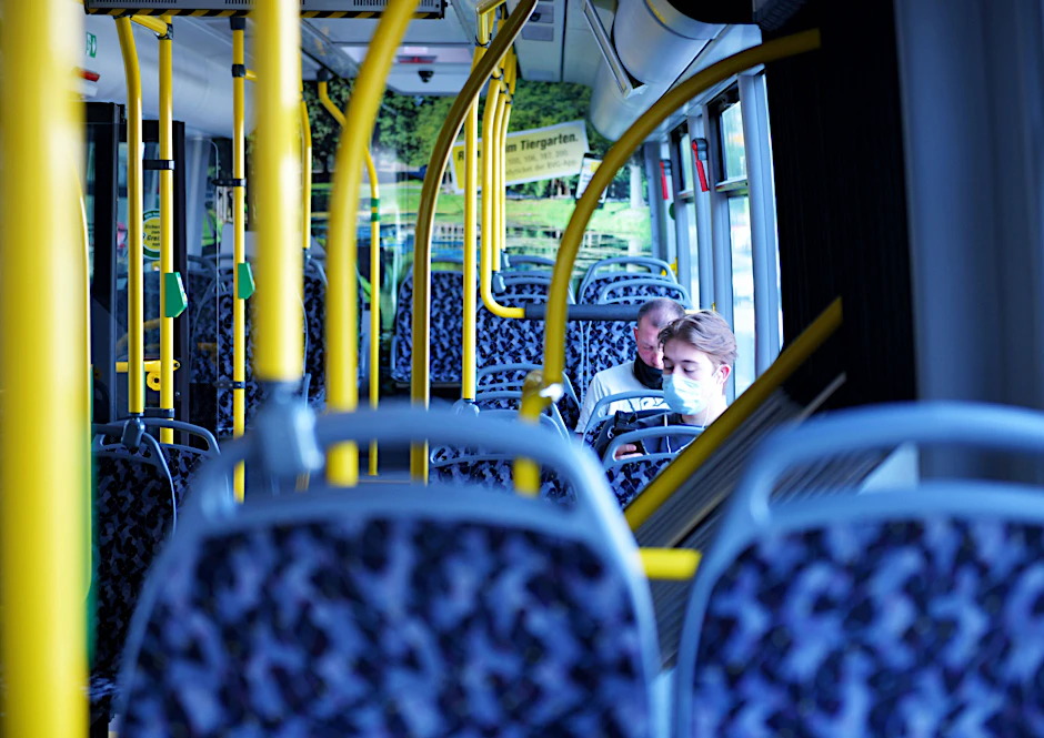 In den öffentlichen Verkehrsmitteln muss man Mundschutz tragen.