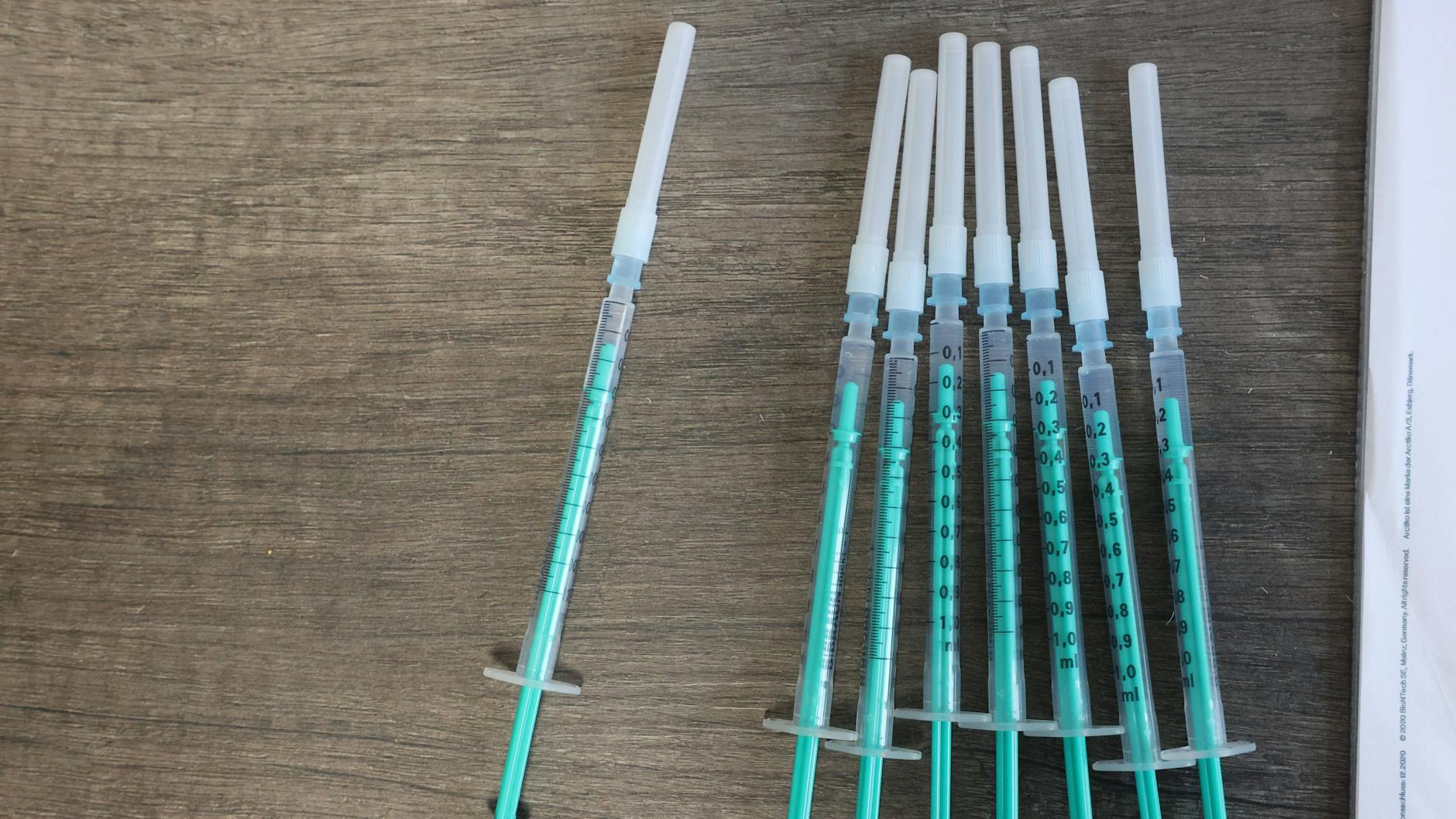 Das Paul-Ehrlich-Institut (PEI) hat verschiedene Aufgaben: Es untersuchte den Sicherheitsbericht mögliche Todesfälle und Nebenwirkungen nach Corona-Impfungen. Sämtliche Impfstoffe tauchen in dem Bericht auf, auch Biontech/Pfizer. (Symbolbild). 