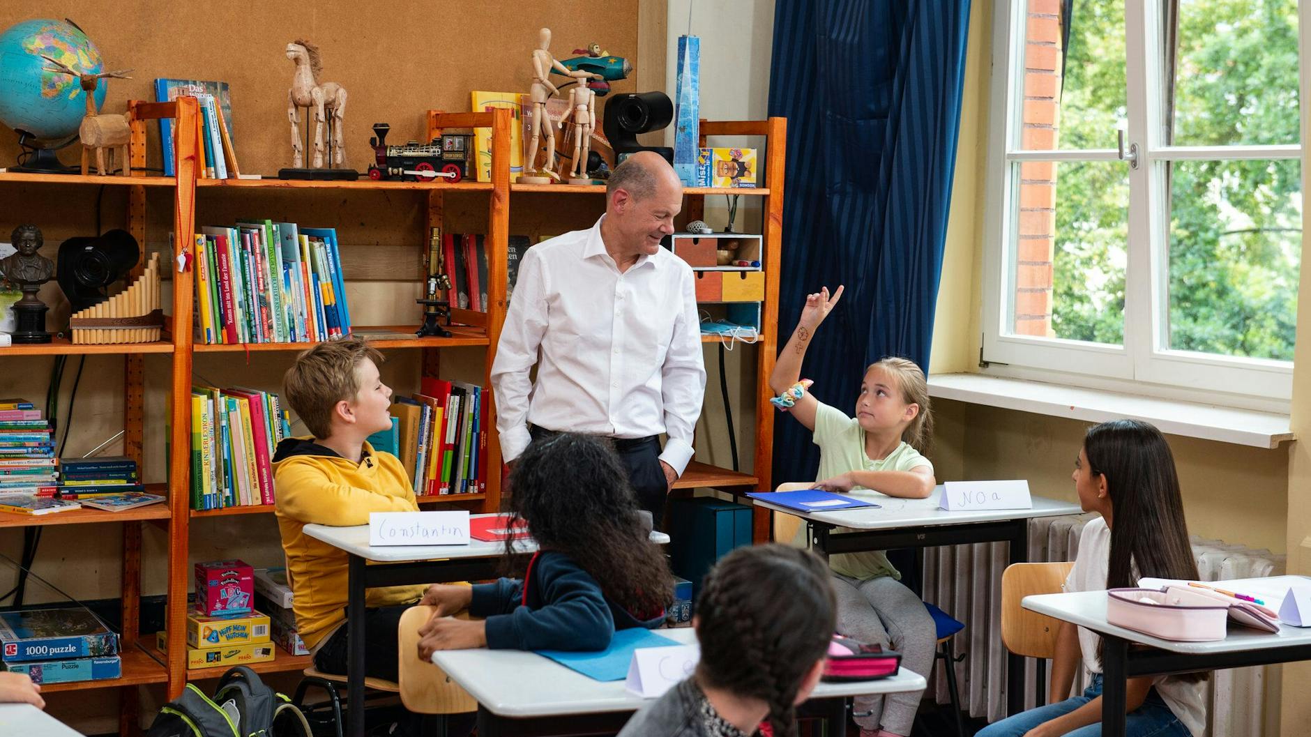 SPD-Mann Olaf Scholz in einem echten Klassenzimmer. Für die Fernsehshow durften die Schüler die Masken abnehmen.