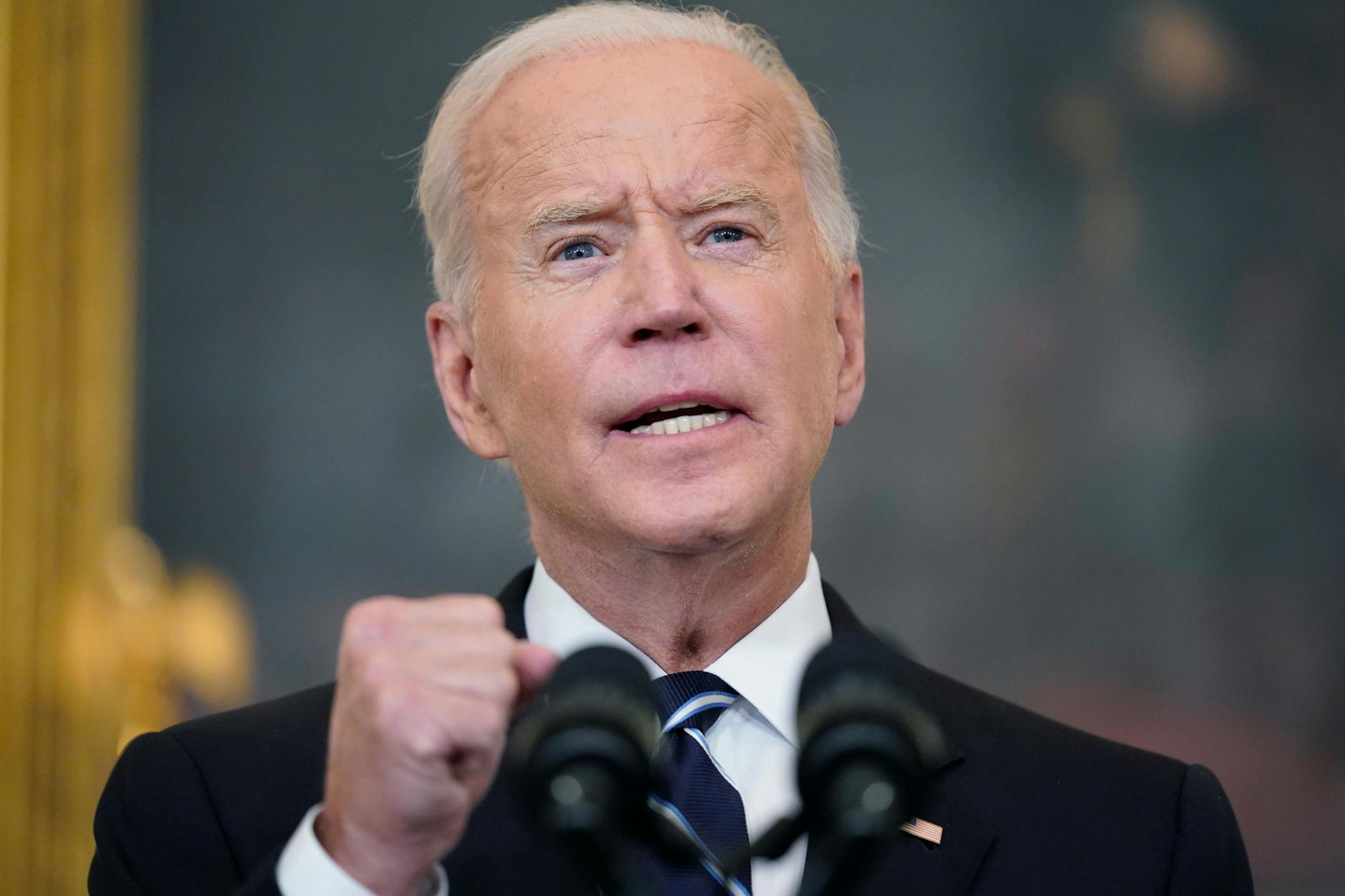 Washington: Joe Biden, spricht im State Dining Room des Weißen Hauses. Neue Regelungen zur Corona-Impfung sollen für fast 100 Millionen Beschäftigte der Privatwirtschaft und des Gesundheitswesens gelten.