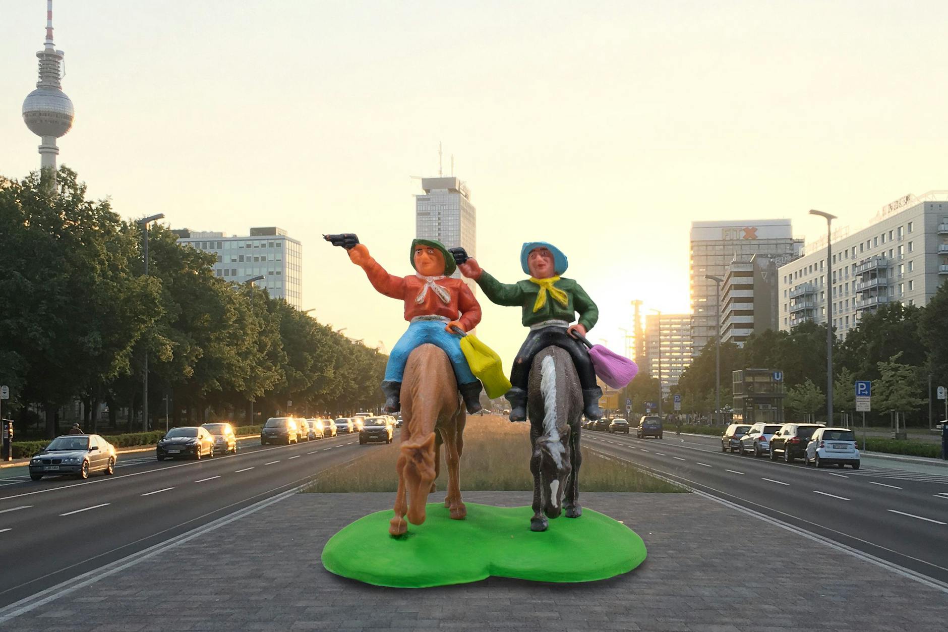 Sie reiten in den Sonnenaufgang auf der Karl-Marx-Allee und schießen ins Leere gen Osten: Die Plastik-Cowboys „Jagd auf die Große Bärin“ des Bildhauerduos Sonder.